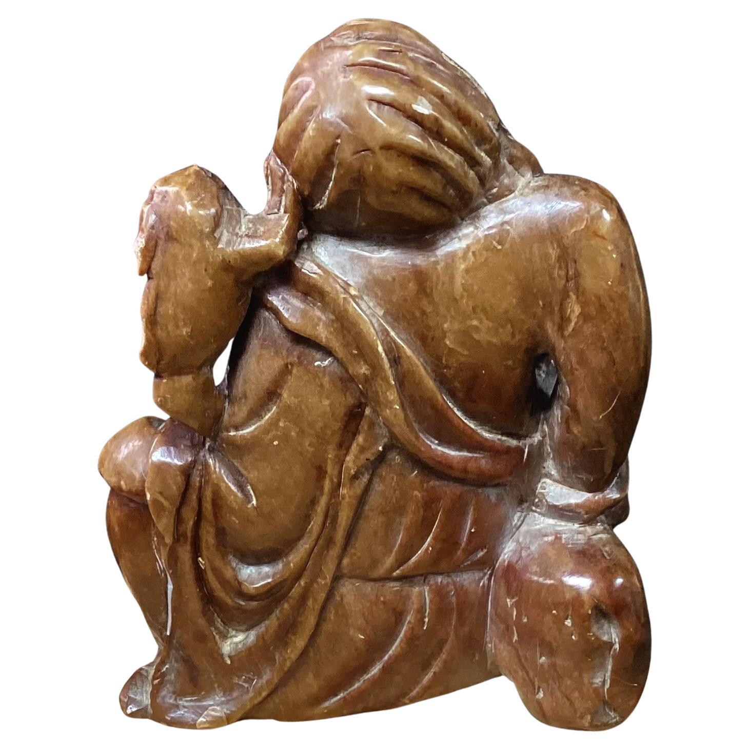 Antike geschnitzte chinesische Seifensteinfigur eines Mannes mit Foo-Hunde (Chinesisch) im Angebot