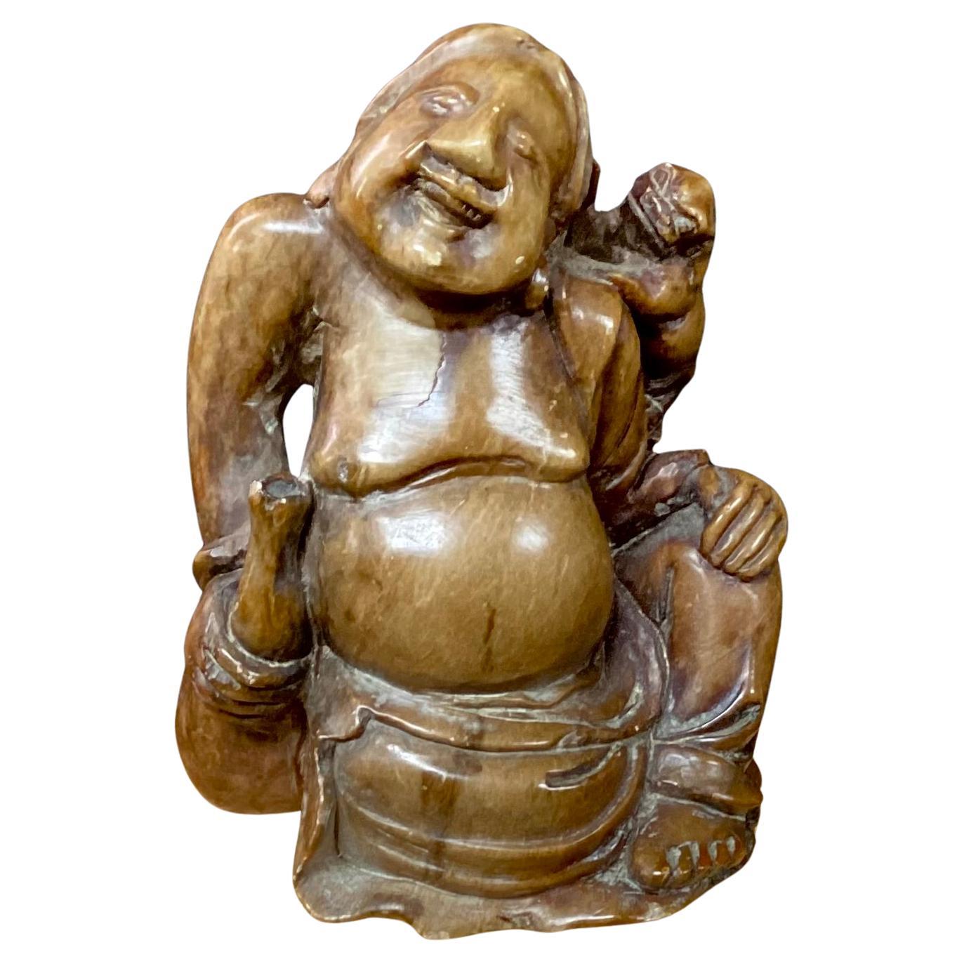 Ancienne figure chinoise sculptée en stéatite d'un homme et d'un chien Foo en vente