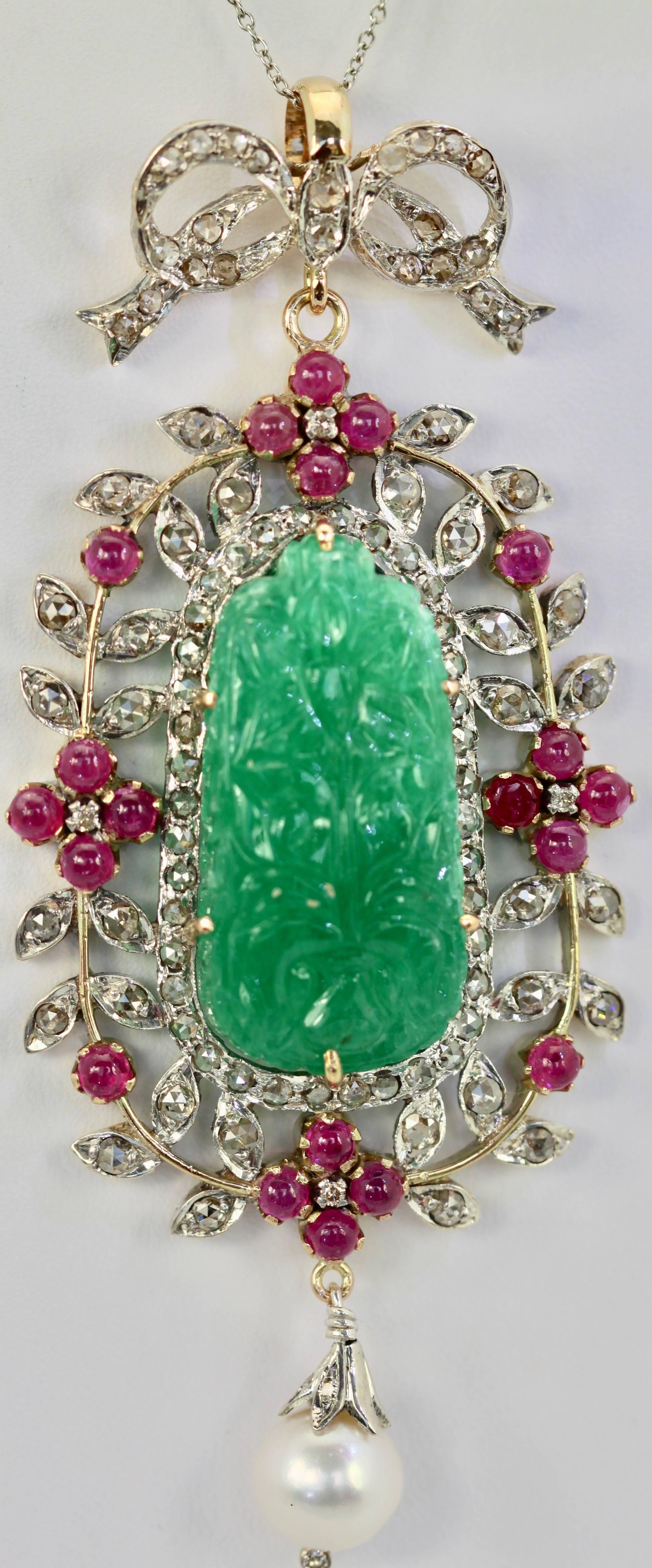 Édouardien Pendentif ancien en or 18 carats avec chrysoprase sculptée, diamants, rubis et perle en vente