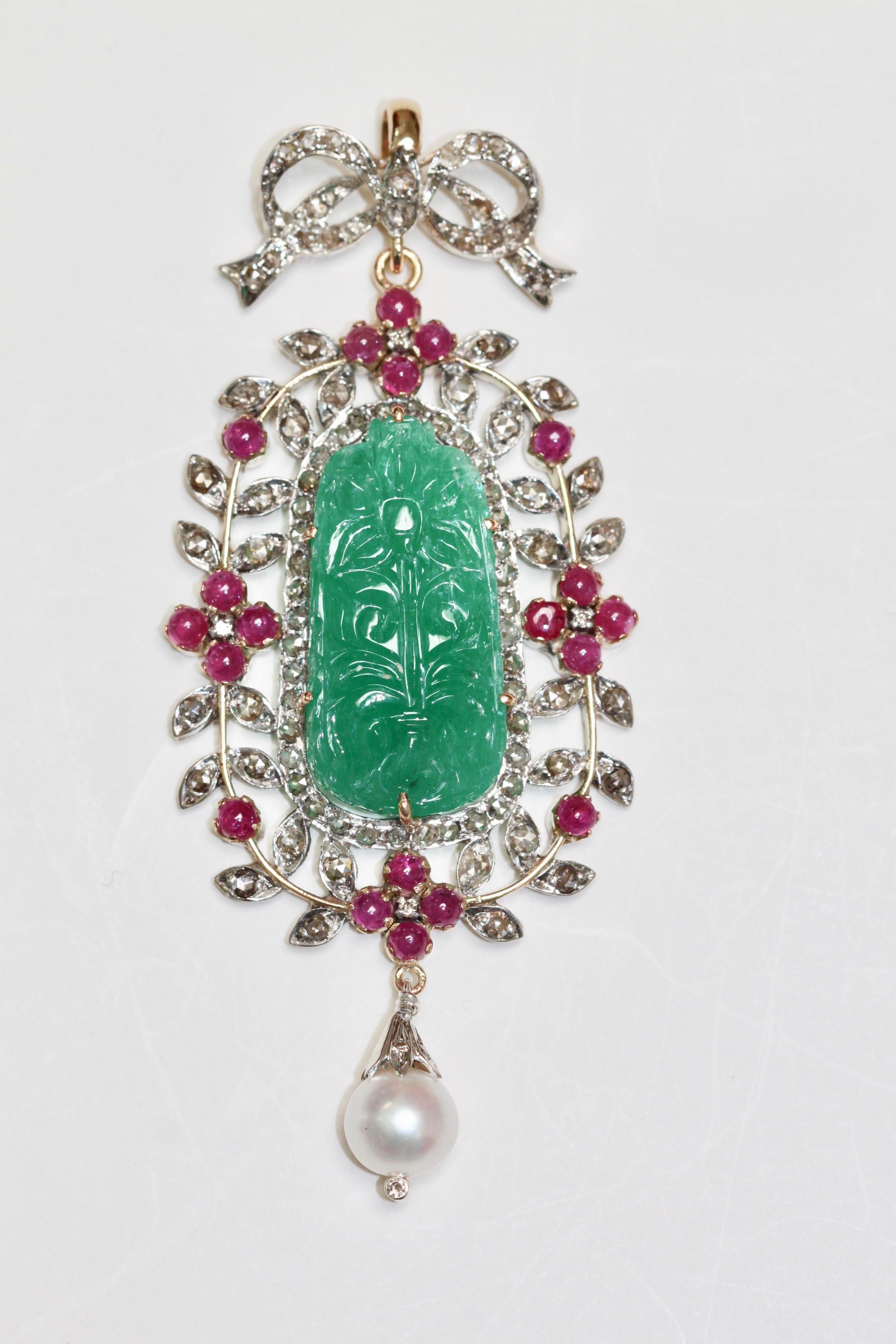 Taille ovale Pendentif ancien en or 18 carats avec chrysoprase sculptée, diamants, rubis et perle en vente