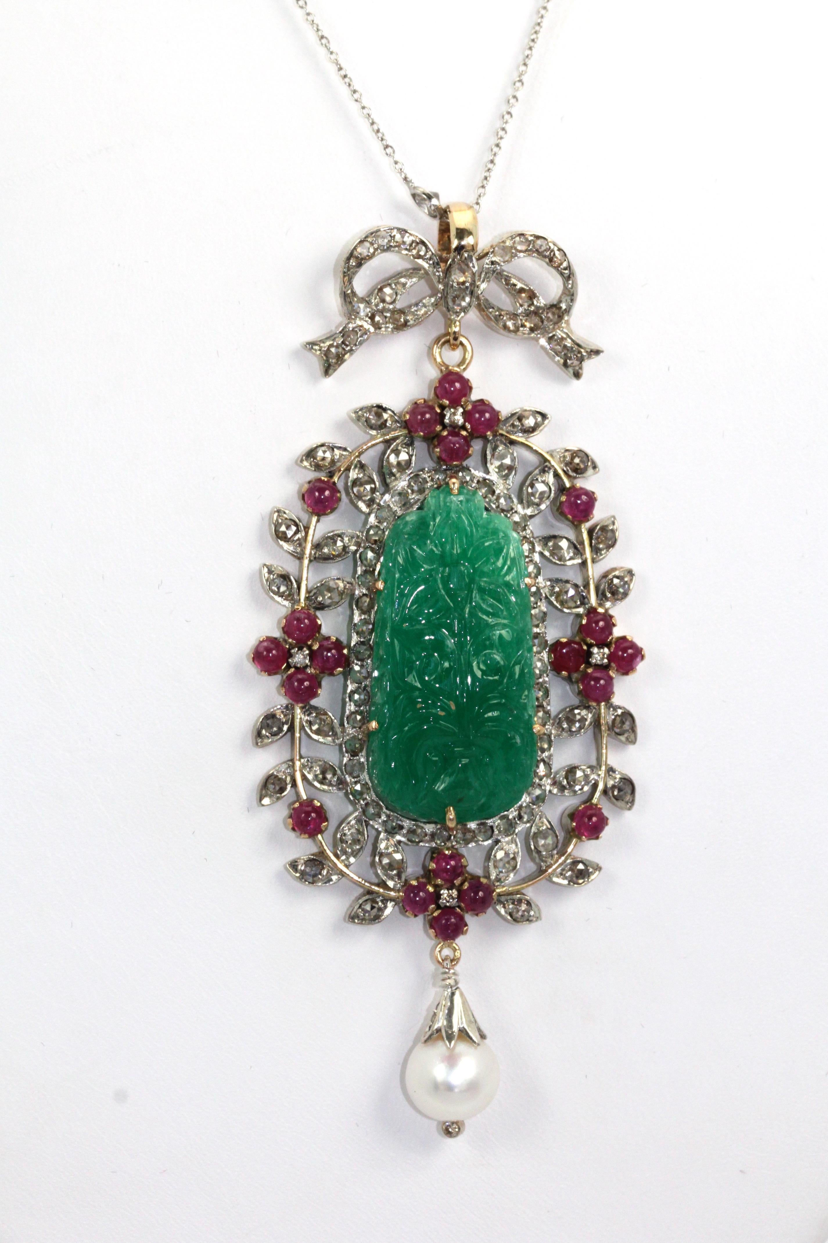 Pendentif ancien en or 18 carats avec chrysoprase sculptée, diamants, rubis et perle Unisexe en vente