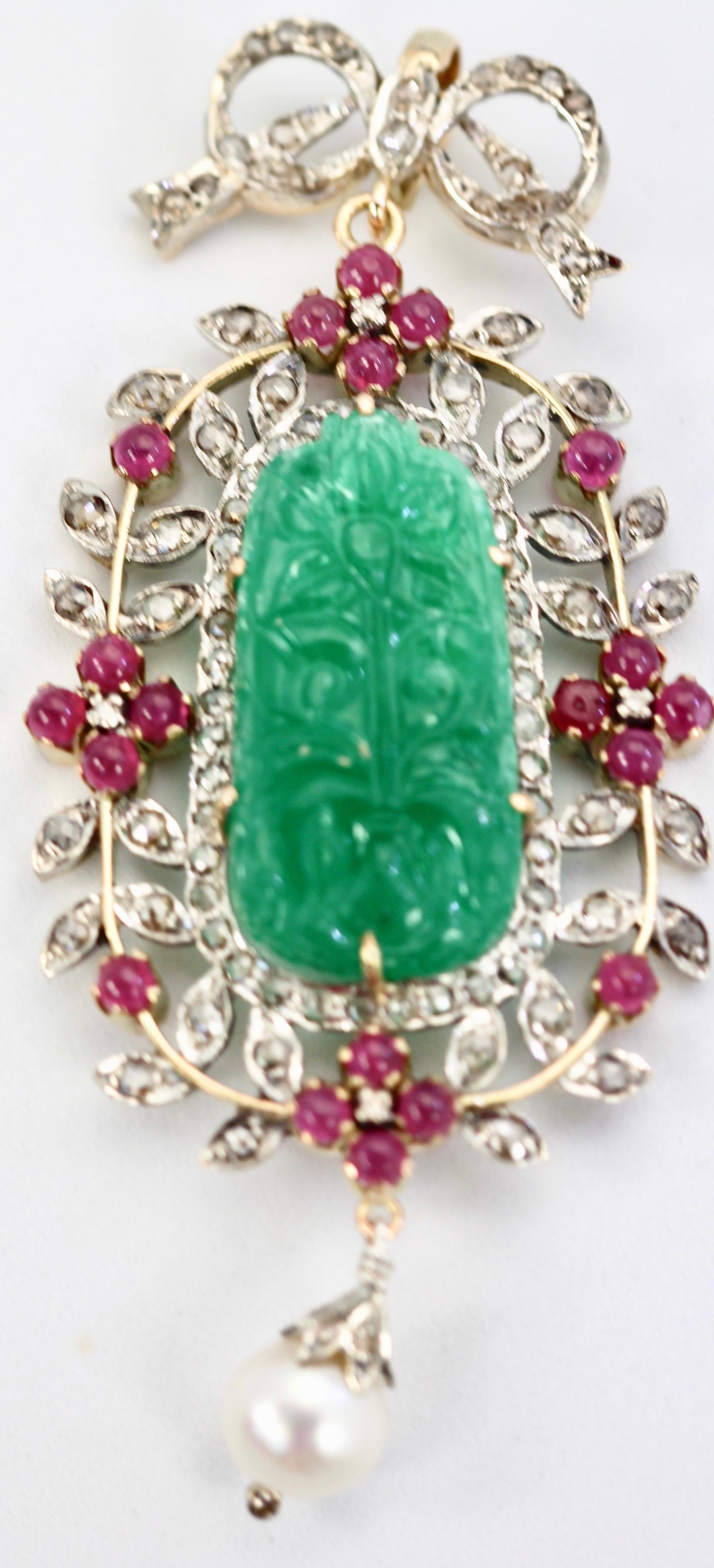 Pendentif ancien en or 18 carats avec chrysoprase sculptée, diamants, rubis et perle en vente 2