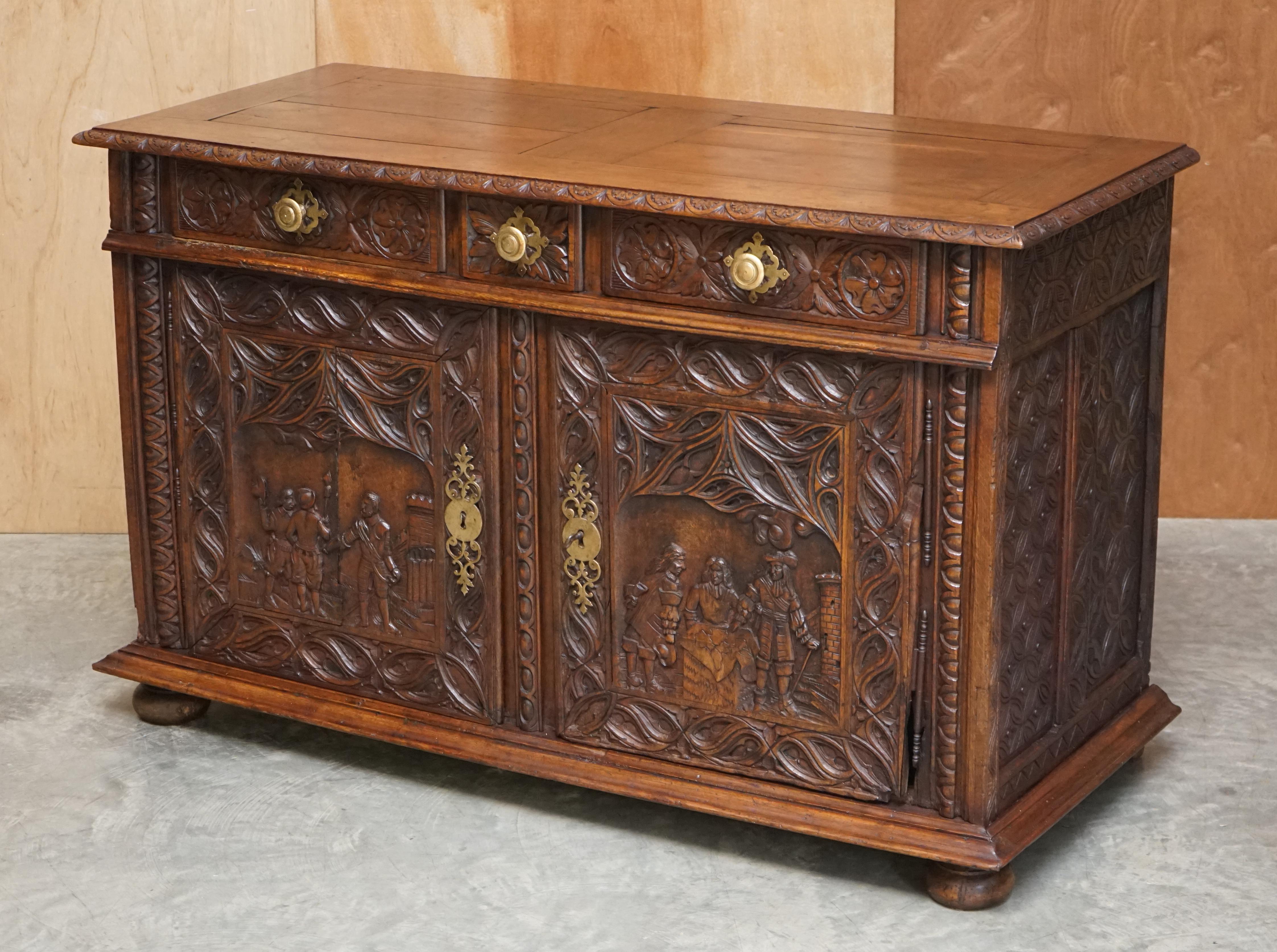 Antikes geschnitztes Sideboard aus kontinentaler Eiche, um 1800, mit schönen Militärtafeln, um 1800 (Georgian) im Angebot