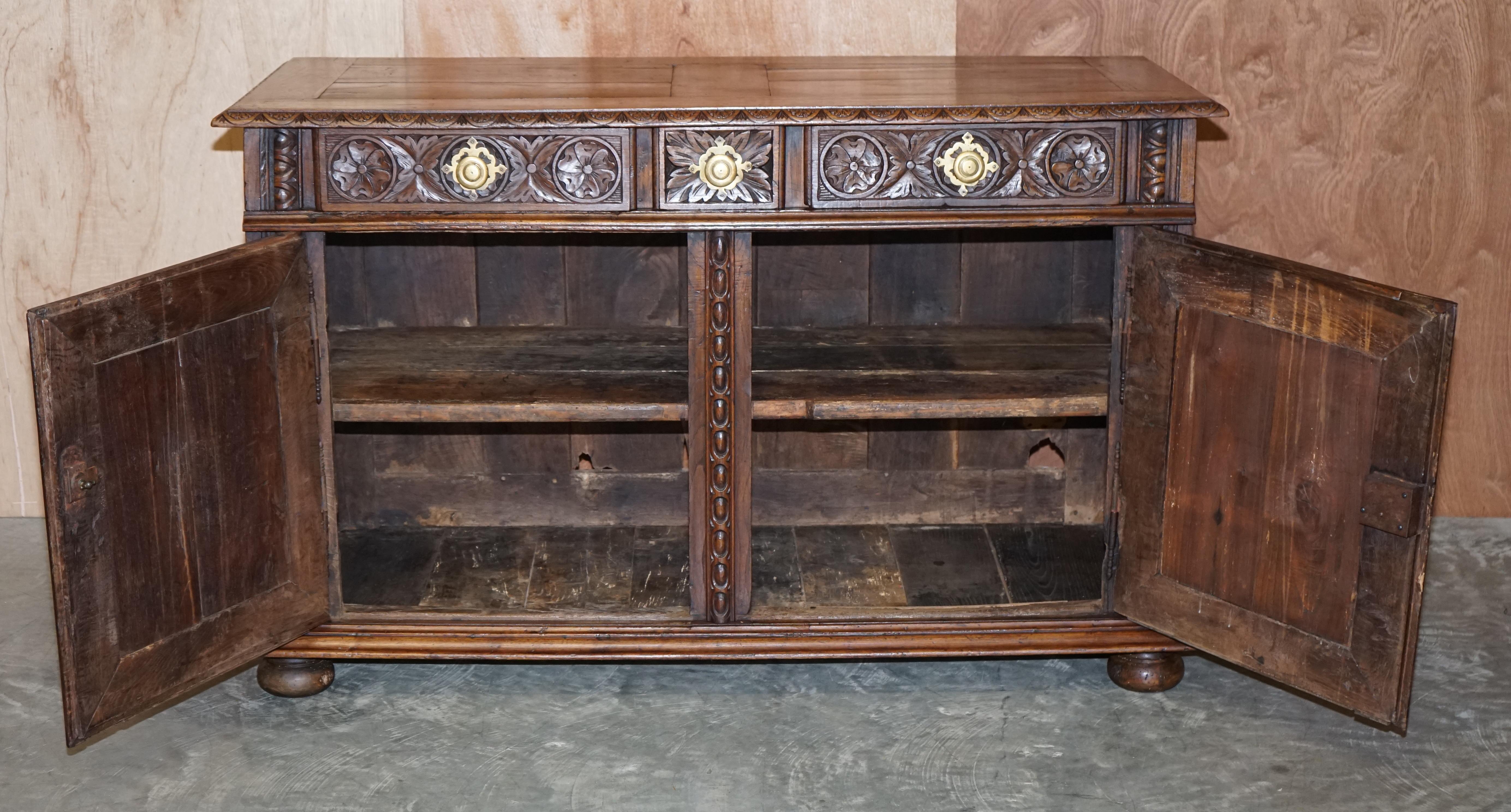 Antikes geschnitztes Sideboard aus kontinentaler Eiche, um 1800, mit schönen Militärtafeln, um 1800 (Dänisch) im Angebot