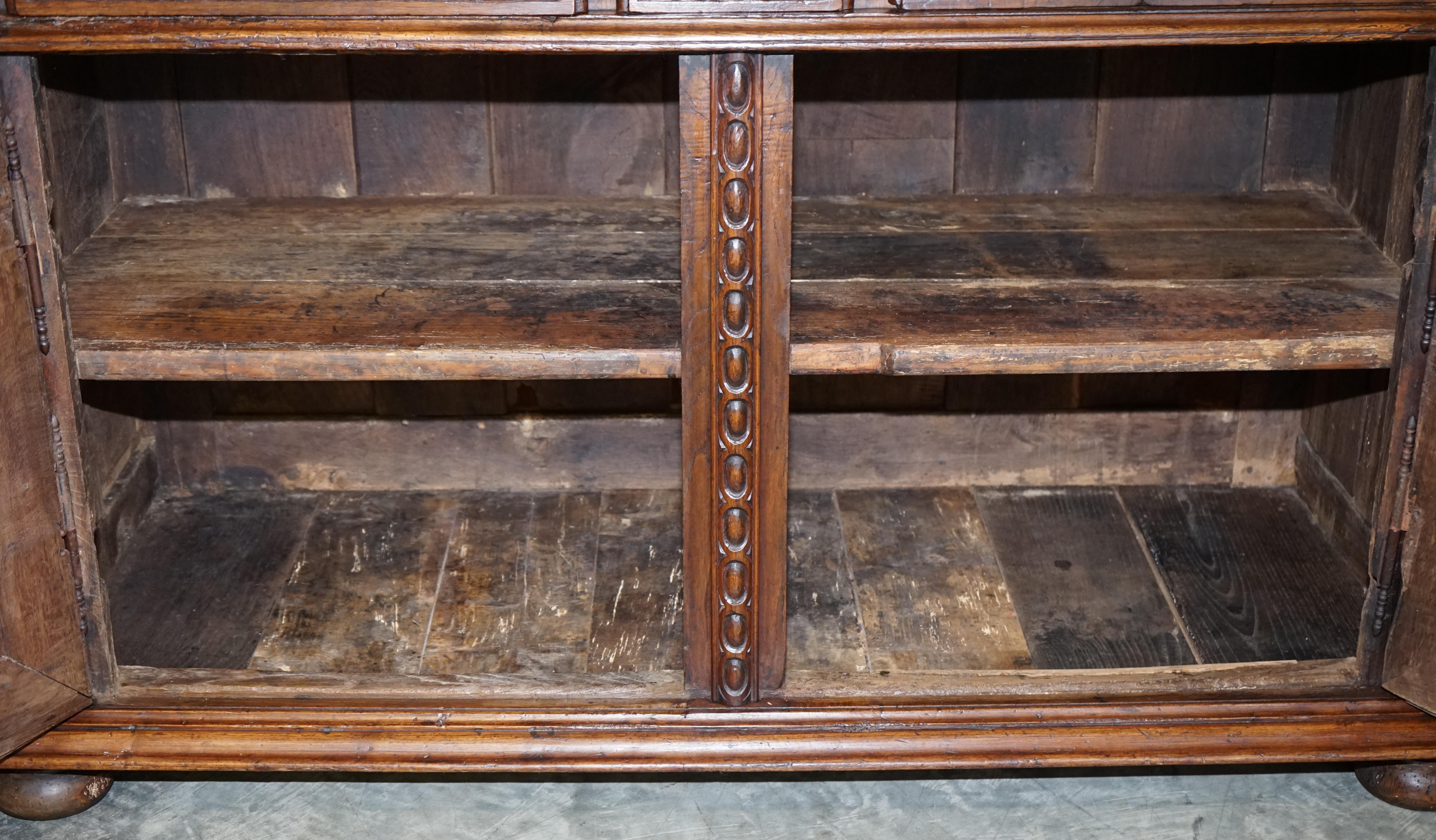 Antikes geschnitztes Sideboard aus kontinentaler Eiche, um 1800, mit schönen Militärtafeln, um 1800 (Handgeschnitzt) im Angebot