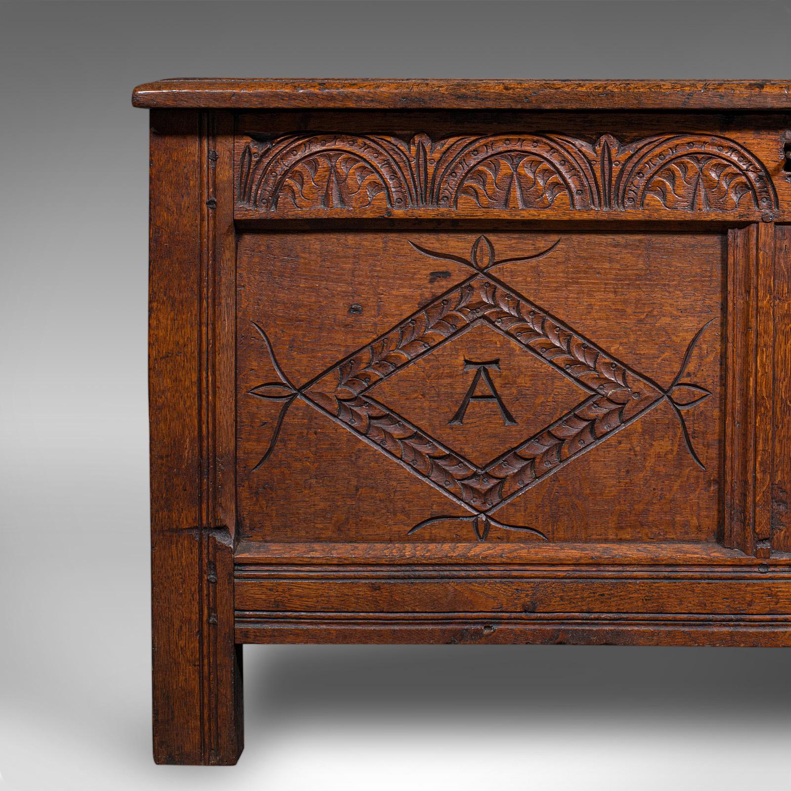 Antiker geschnitzter Koffer, englisch, Eiche, Leinentruhe, Fenstersitz, William III., 1700 im Angebot 3