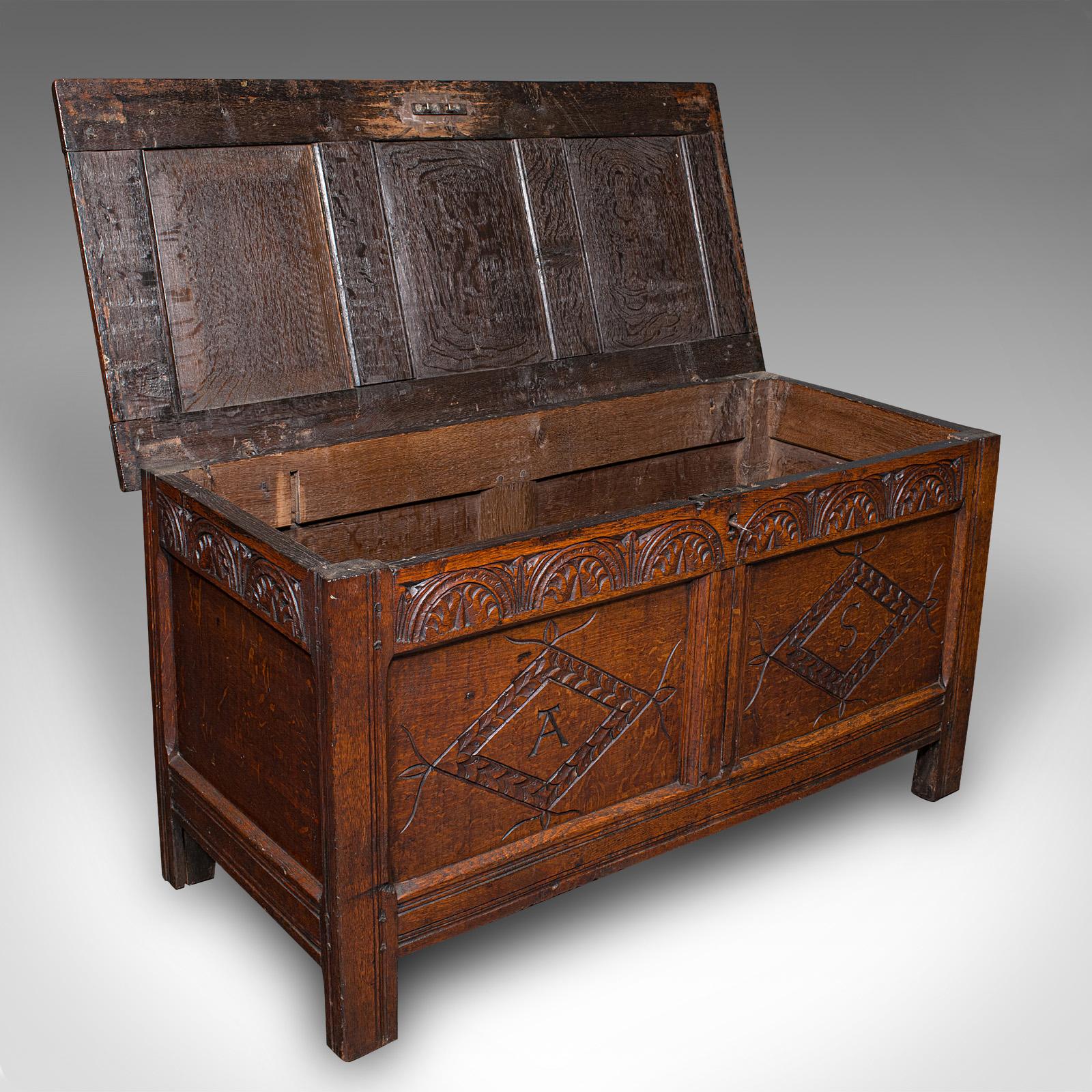 Dies ist eine antike geschnitzte Schatulle. Eine englische Leinentruhe oder Fensterbank aus Eichenholz aus der Zeit Wilhelms III., um 1700.

Hervorragendes Exemplar von William III. mit toller Farbe und schön geschnitztem Aussehen
Zeigt eine