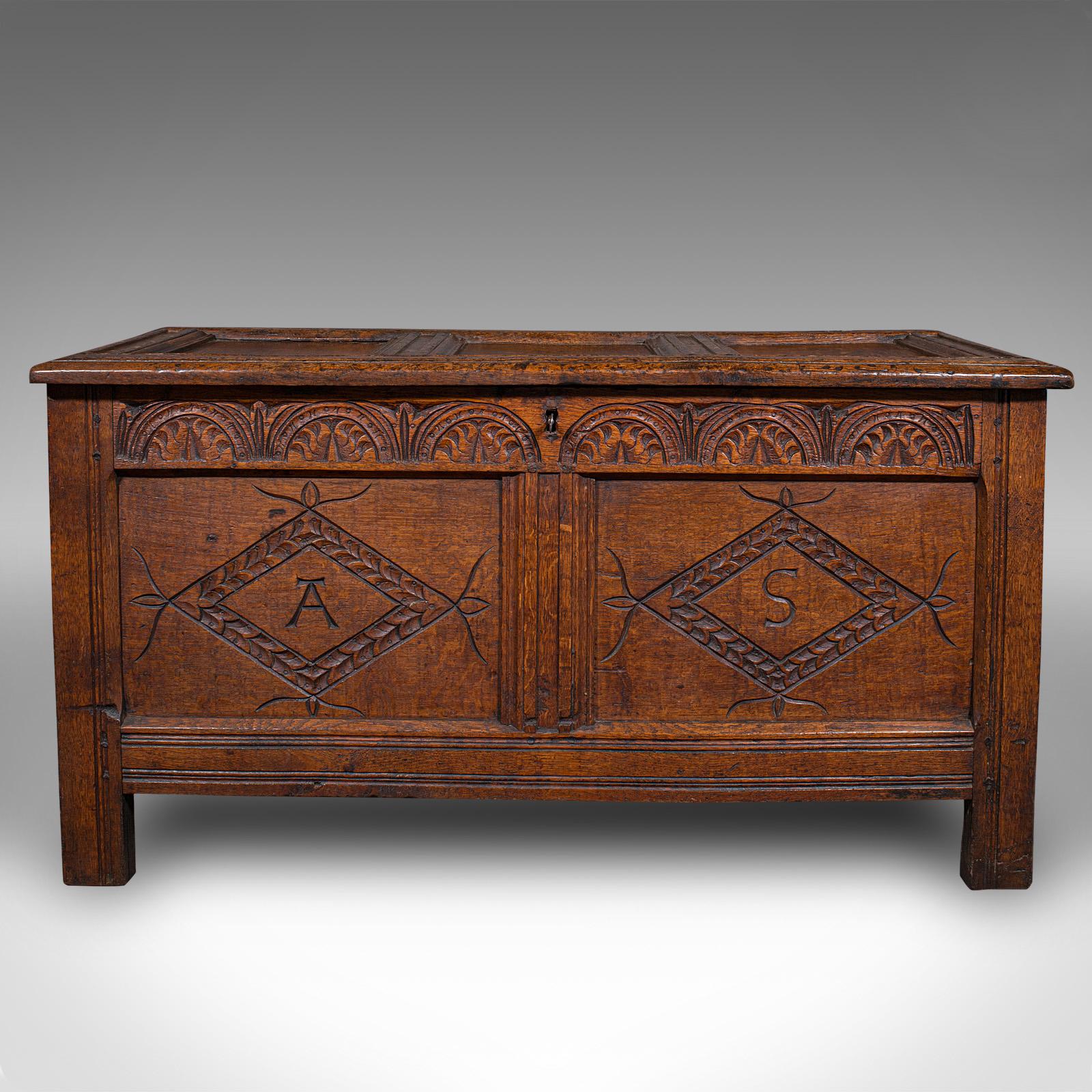 Antiker geschnitzter Koffer, englisch, Eiche, Leinentruhe, Fenstersitz, William III., 1700 (William und Mary) im Angebot