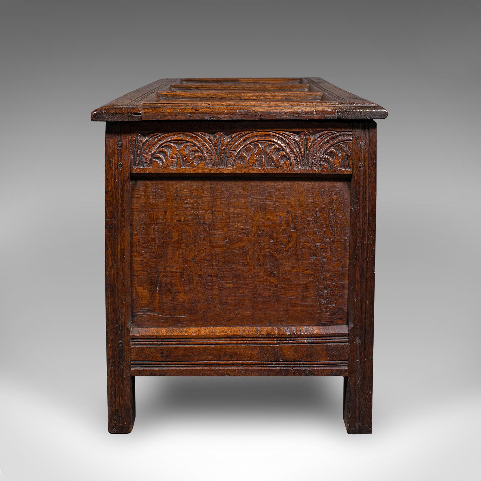 Antiker geschnitzter Koffer, englisch, Eiche, Leinentruhe, Fenstersitz, William III., 1700 (Frühes 18. Jahrhundert) im Angebot