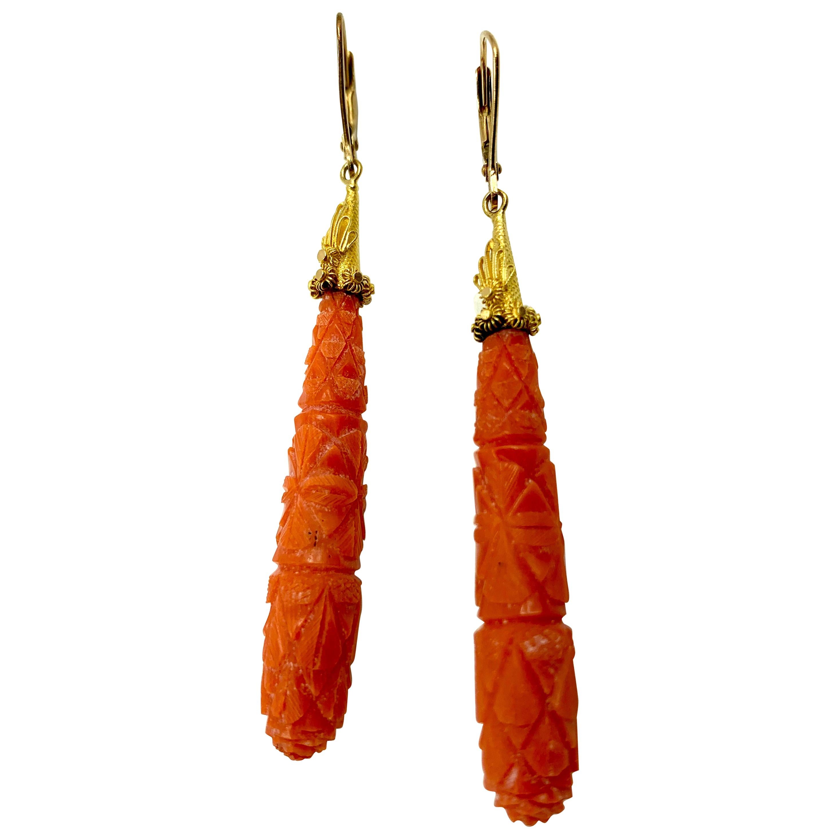 Boucles d'oreilles anciennes en or jaune 18 carats et corail sculpté de style néo-étrusque, vers 1870