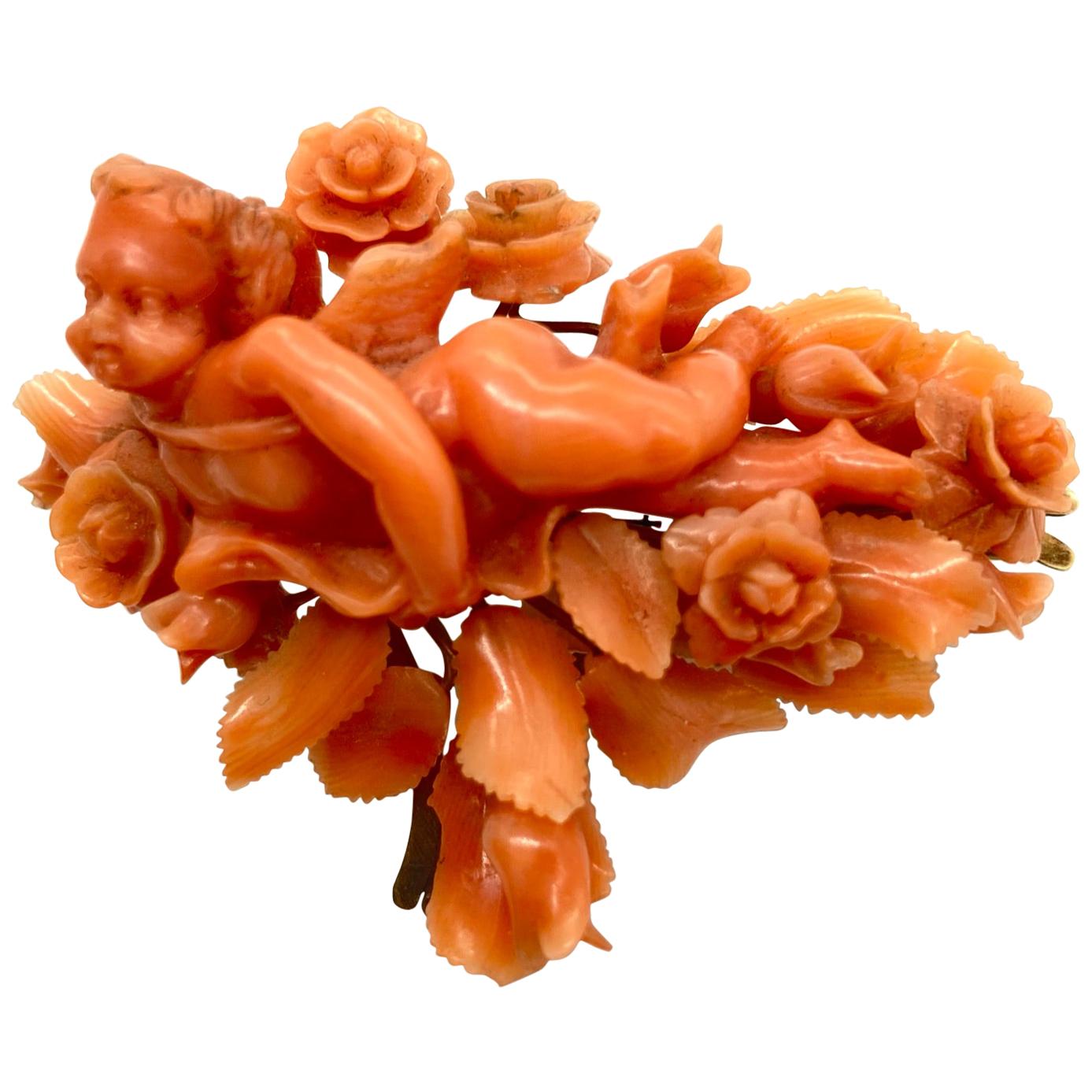Antike geschnitzte Korallen-Cherub-Brosche aus Gelbgold