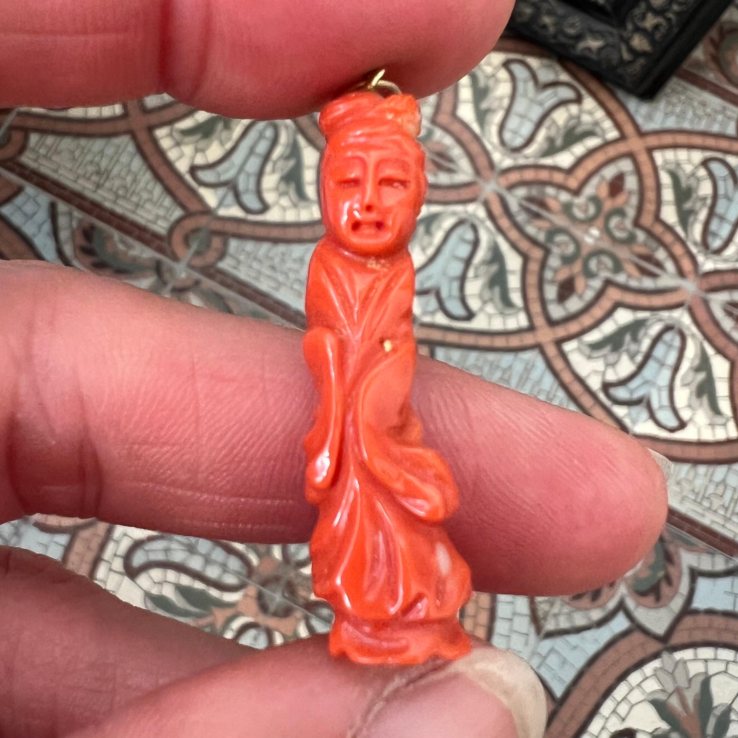 Dieser antike Anhänger ist ein wunderschönes Beispiel traditioneller Handwerkskunst und zeigt eine fein von Hand geschnitzte Figur aus roter Mittelmeerkoralle (Corallium Rubrum), die Mei Guanyin darstellen soll, den im ostasiatischen Buddhismus