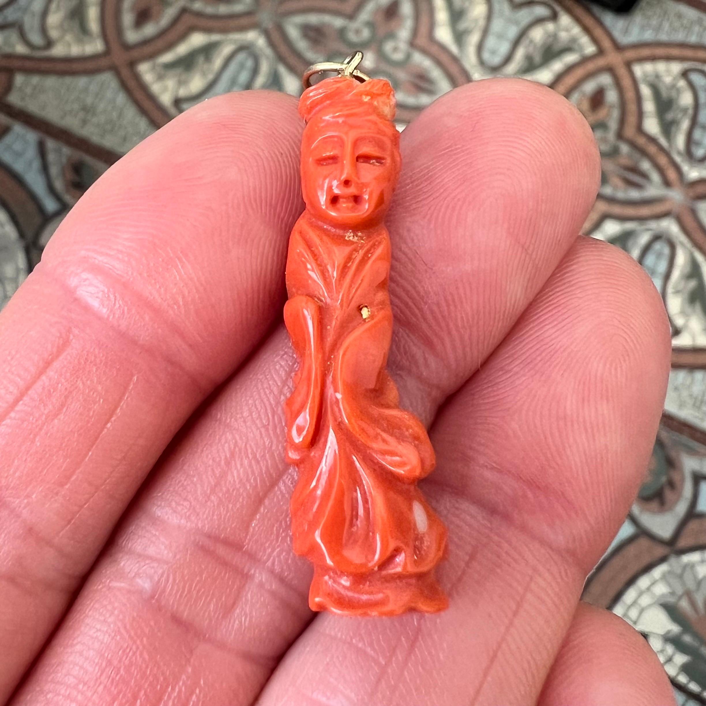 Antiker geschnitzter Korallen- (Corallium-Rurum)-Anhänger mit der Darstellung von Mei Guanyin (Gemischter Schliff) im Angebot