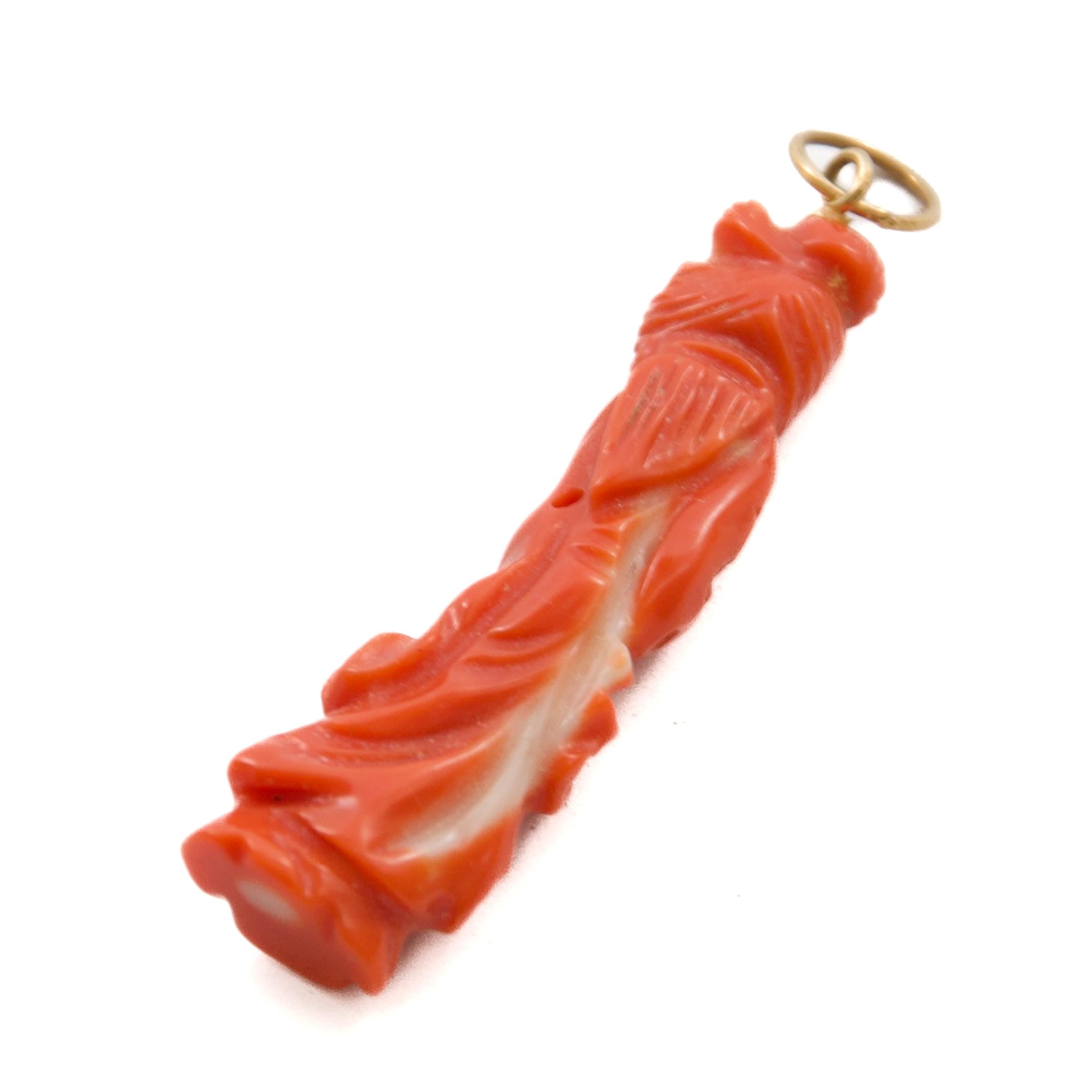 Antiker geschnitzter Korallen- (Corallium-Rurum)-Anhänger mit der Darstellung von Mei Guanyin im Angebot 1