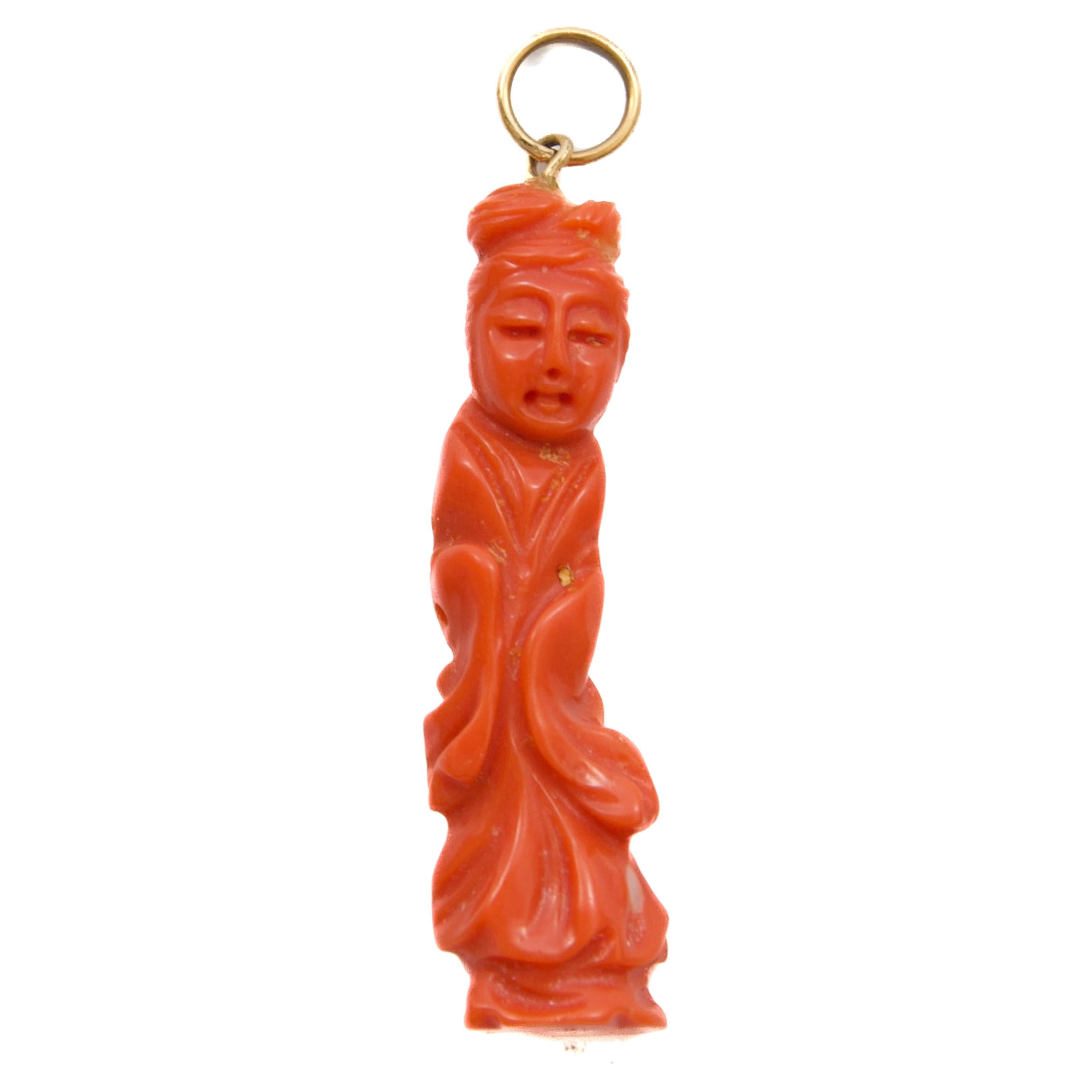 Pendentif ancien sculpté en corail (rubin de corallium) représentant Mei Guanyin