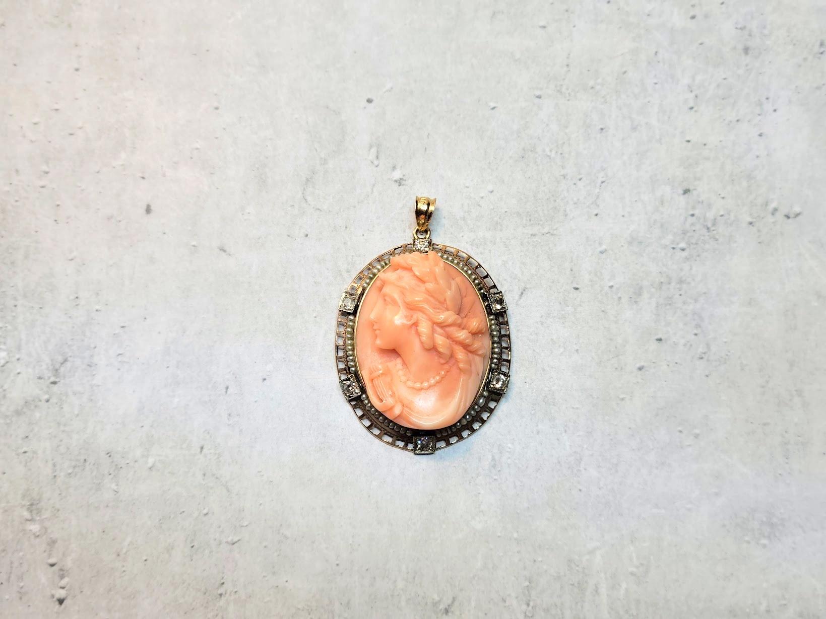 Découvrez un véritable chef-d'œuvre de collection : un pendentif camée antique en corail 