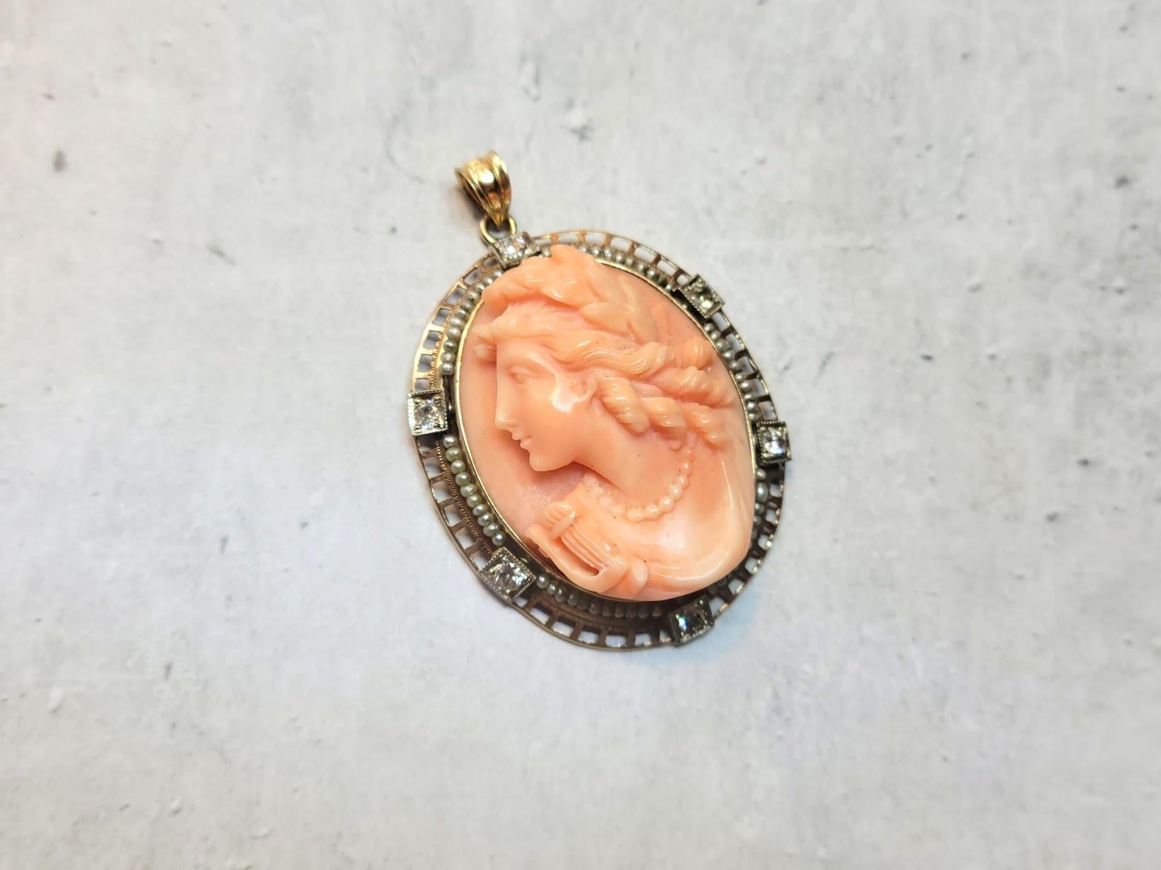 Camée ancienne en or sculpté avec perles et diamants Unisexe en vente