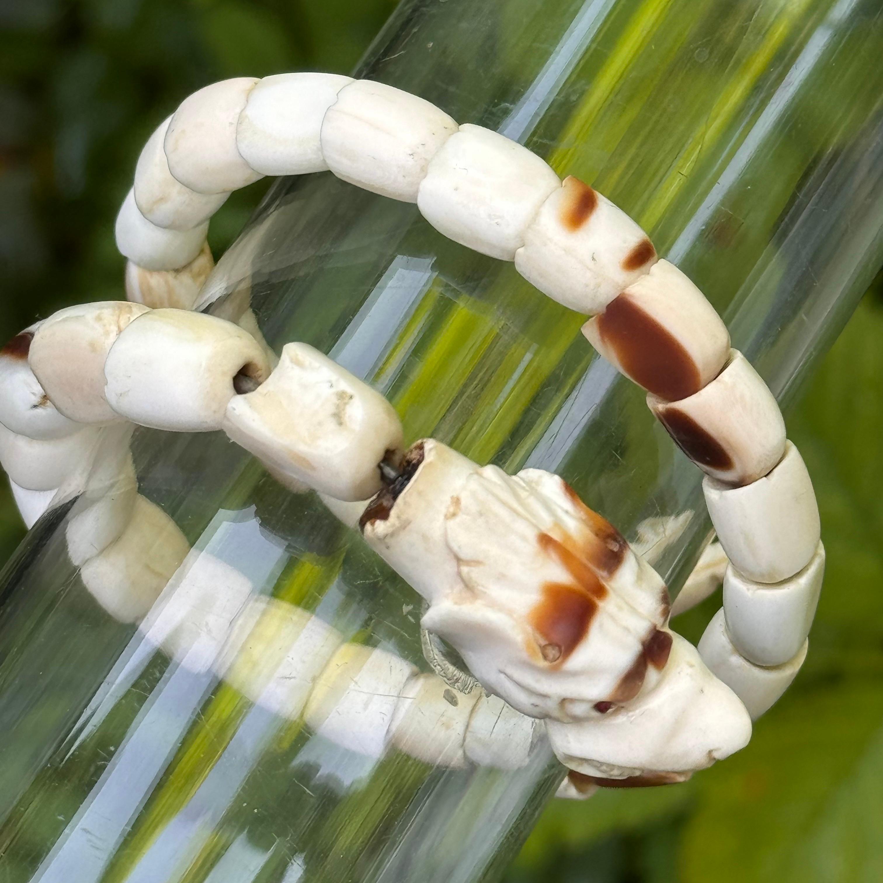 Serpiente de Coral Antigua Tallada Enrollada  Pulsera en venta 4