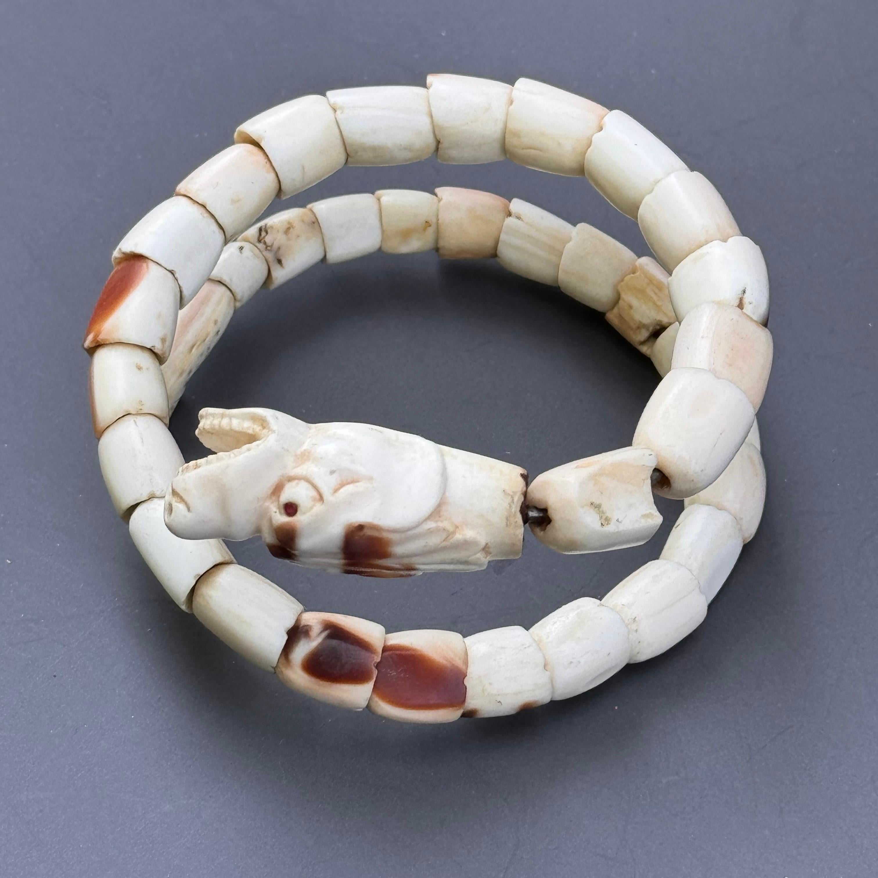 Serpiente de Coral Antigua Tallada Enrollada  Pulsera en venta 7