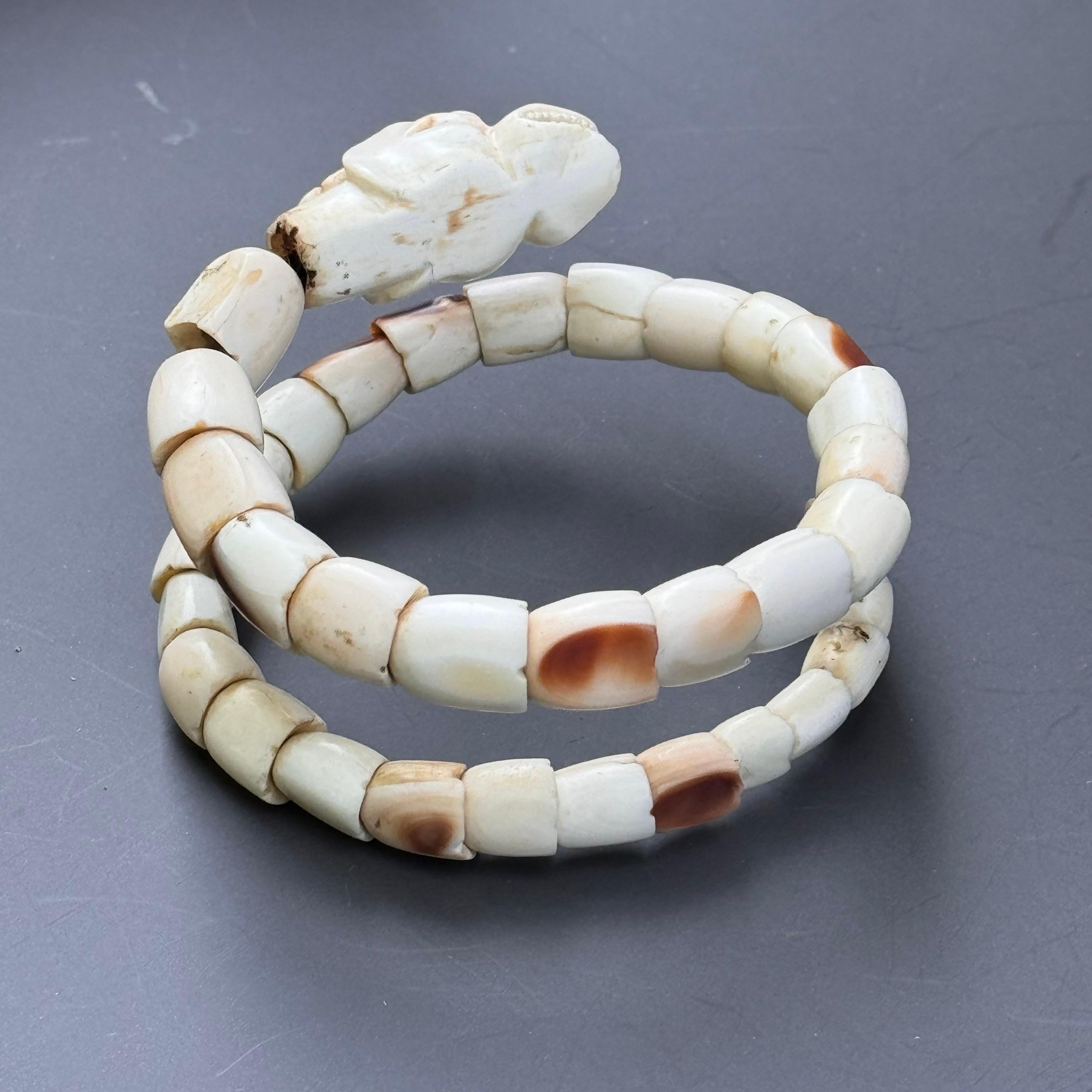Serpiente de Coral Antigua Tallada Enrollada  Pulsera en venta 9