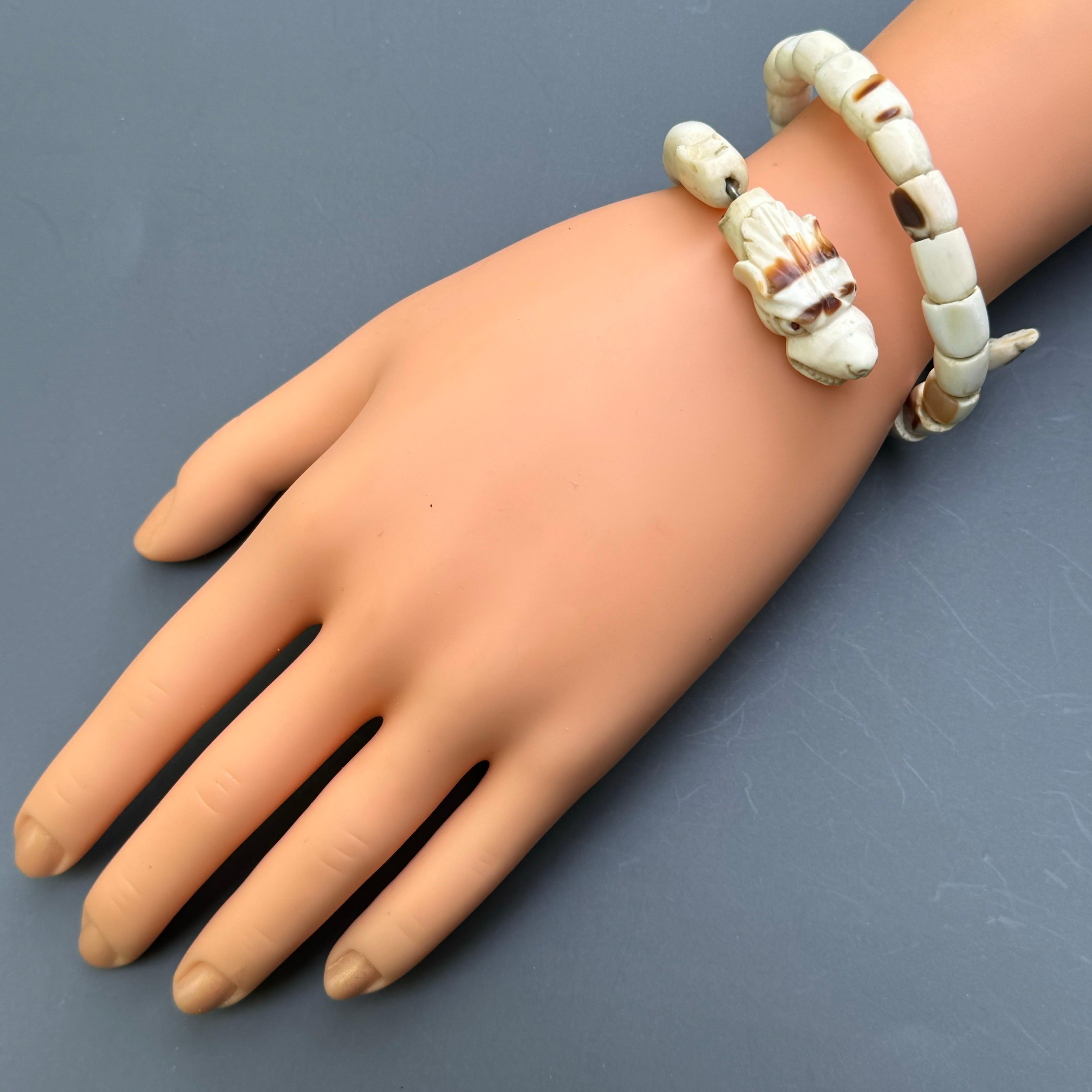 Serpiente de Coral Antigua Tallada Enrollada  Pulsera en venta 10