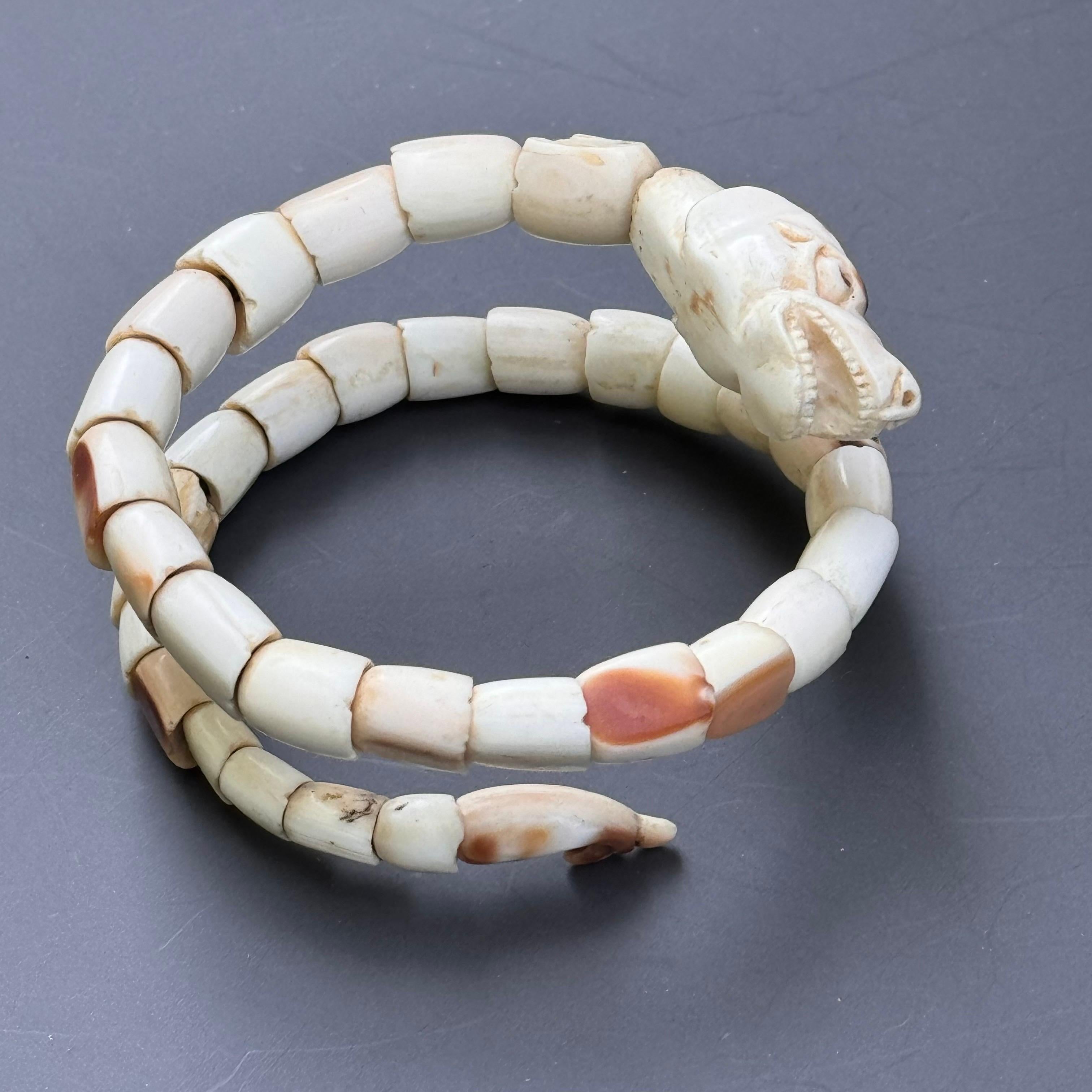 Serpiente de Coral Antigua Tallada Enrollada  Pulsera en venta 12