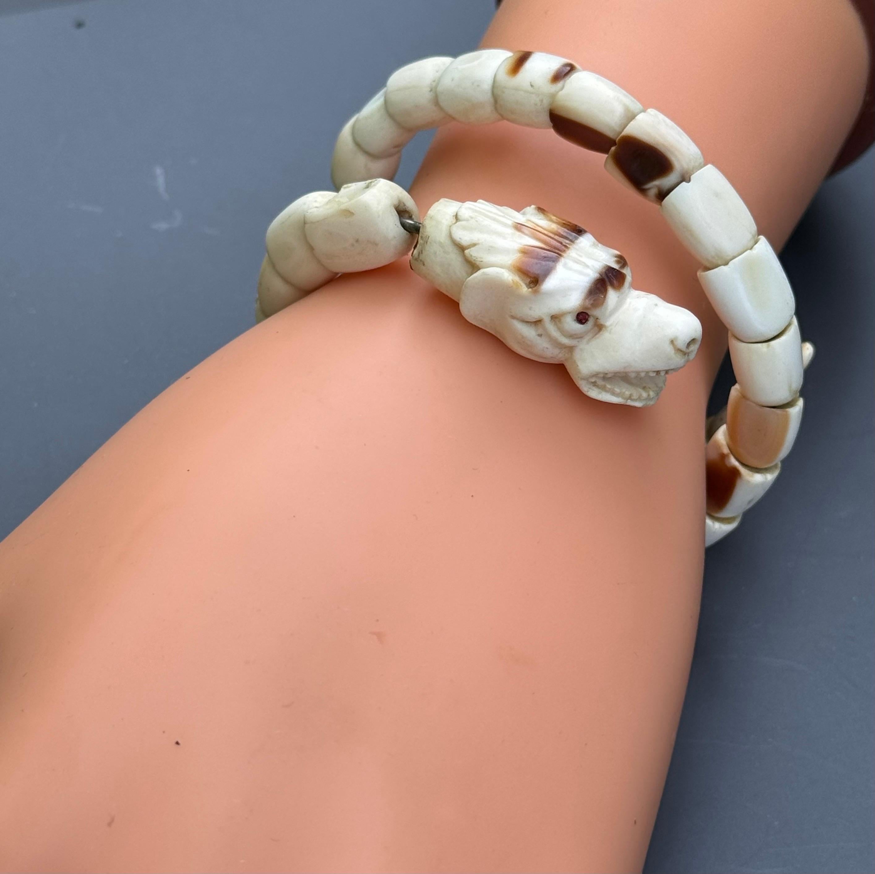 Serpiente de Coral Antigua Tallada Enrollada  Pulsera en venta 1