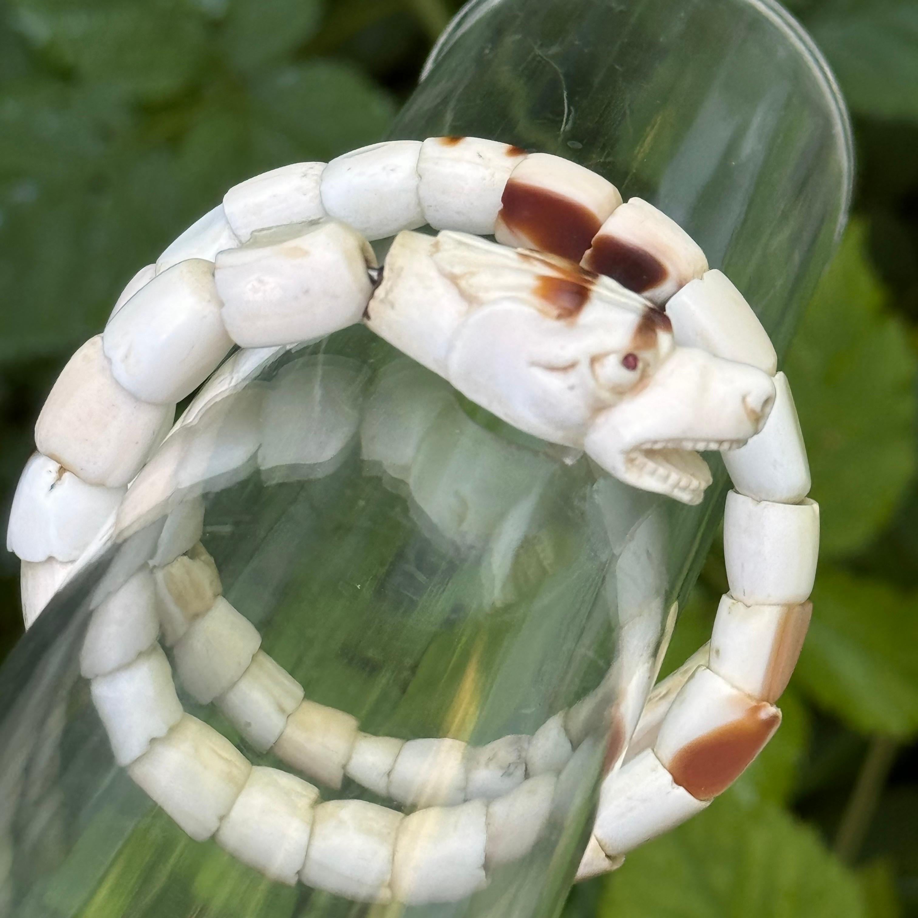 Serpiente de Coral Antigua Tallada Enrollada  Pulsera en venta 2