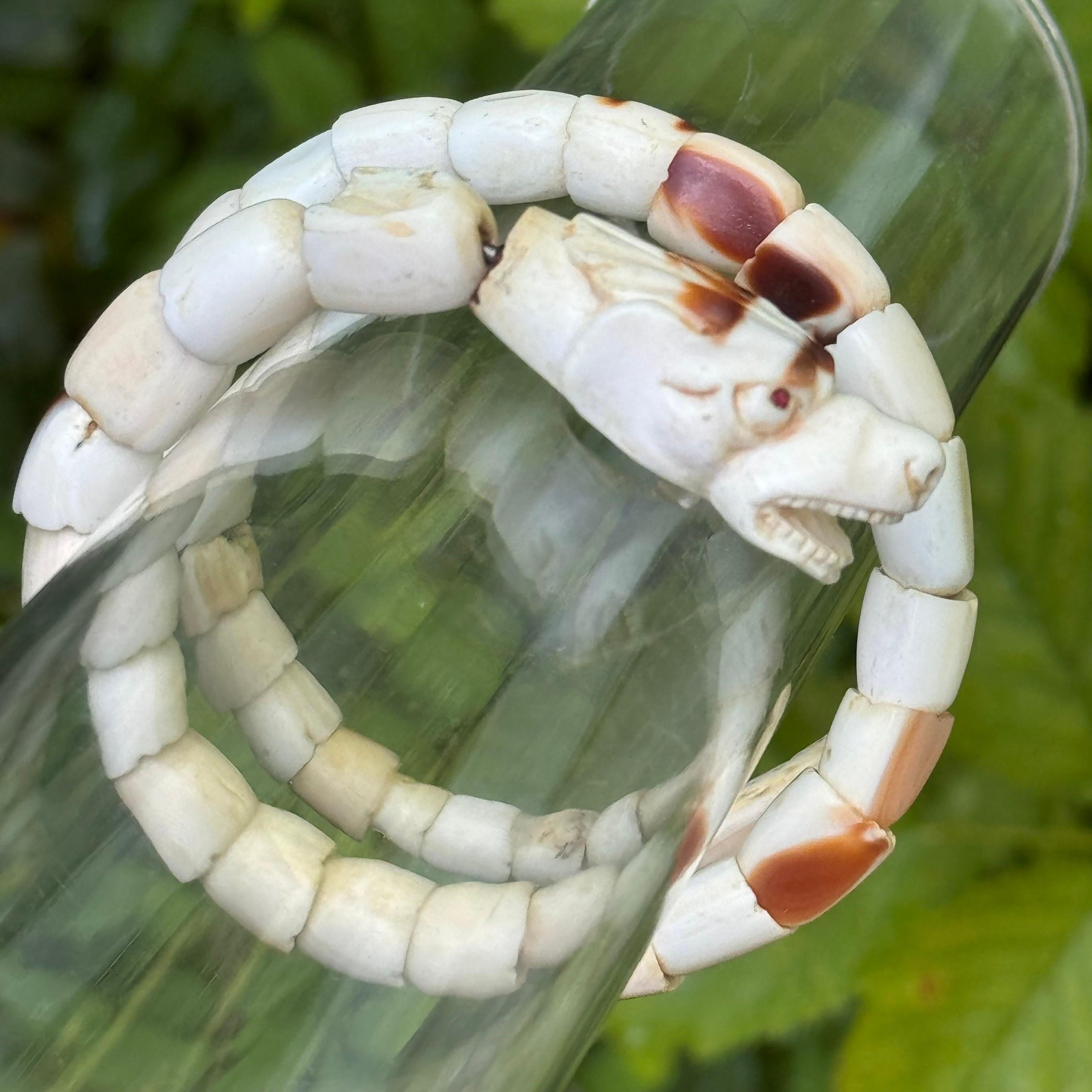 Serpiente de Coral Antigua Tallada Enrollada  Pulsera en venta 3