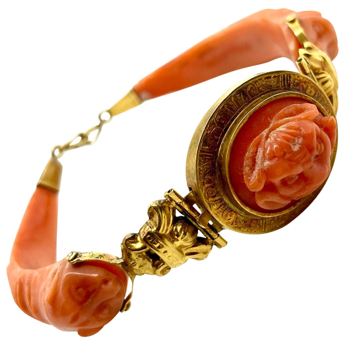 Antikes geschnitztes Korallen-Gelbgold-Armband