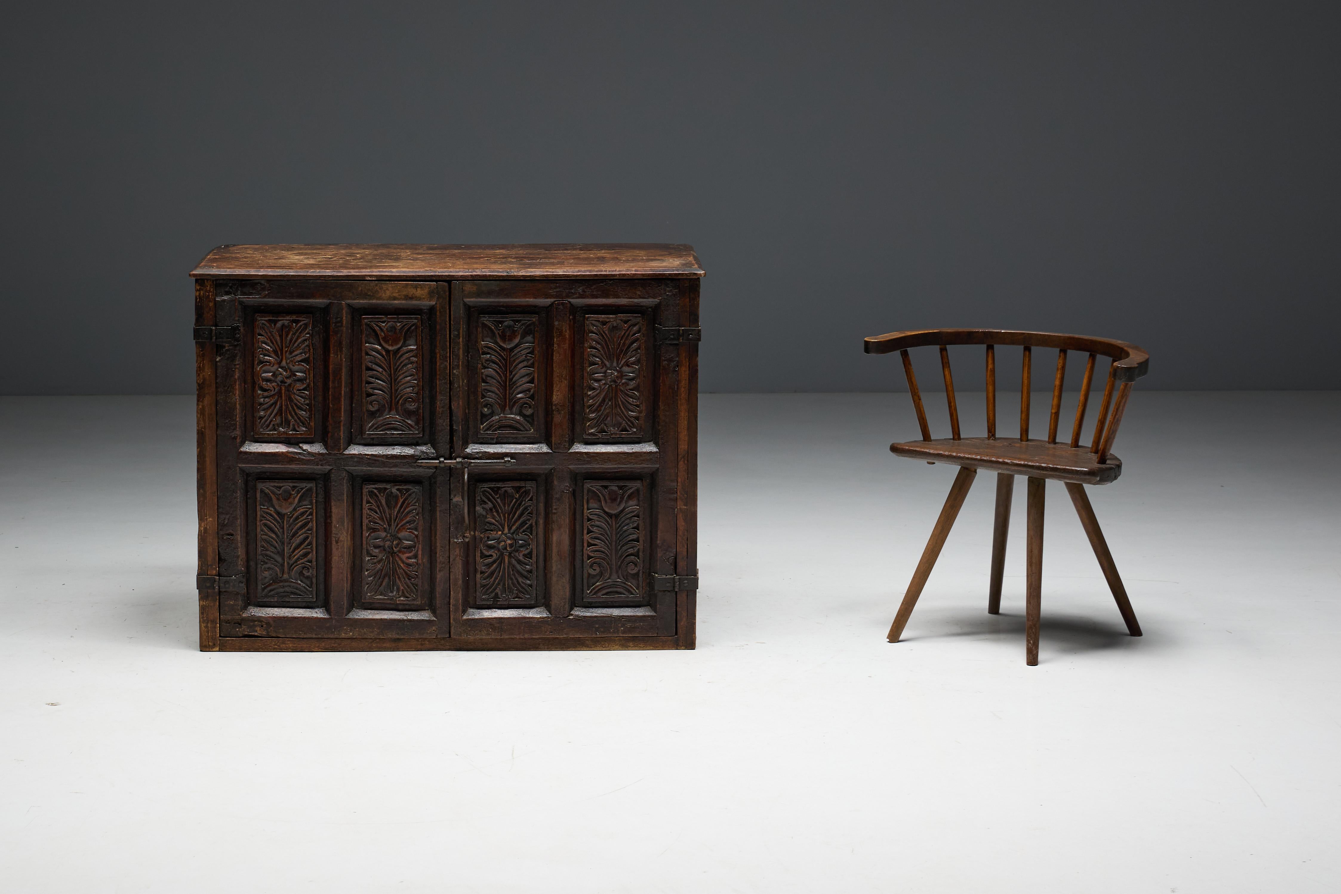 Ancienne armoire sculptée, France, 18ème siècle en vente 3