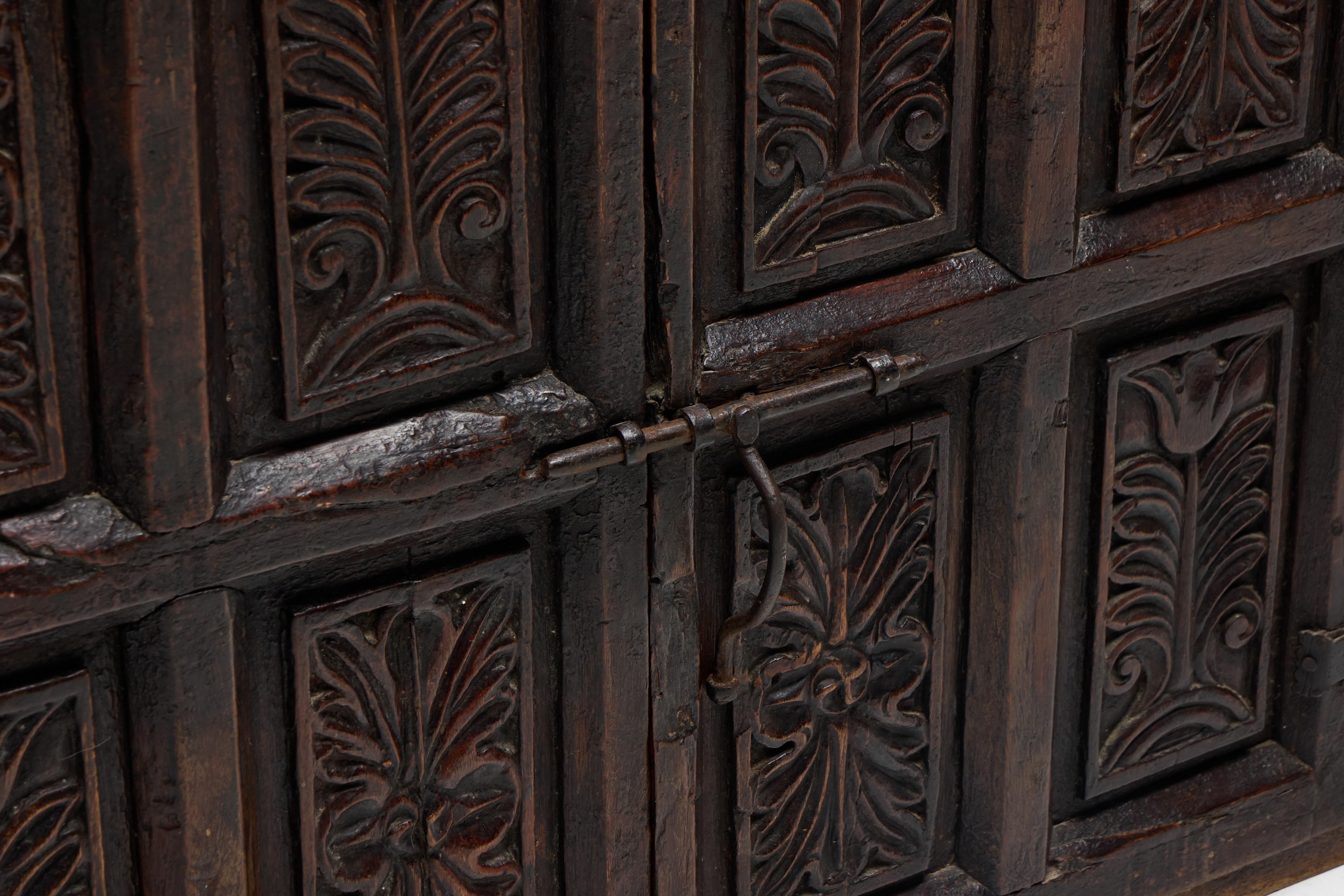 Ancienne armoire sculptée, France, 18ème siècle en vente 4
