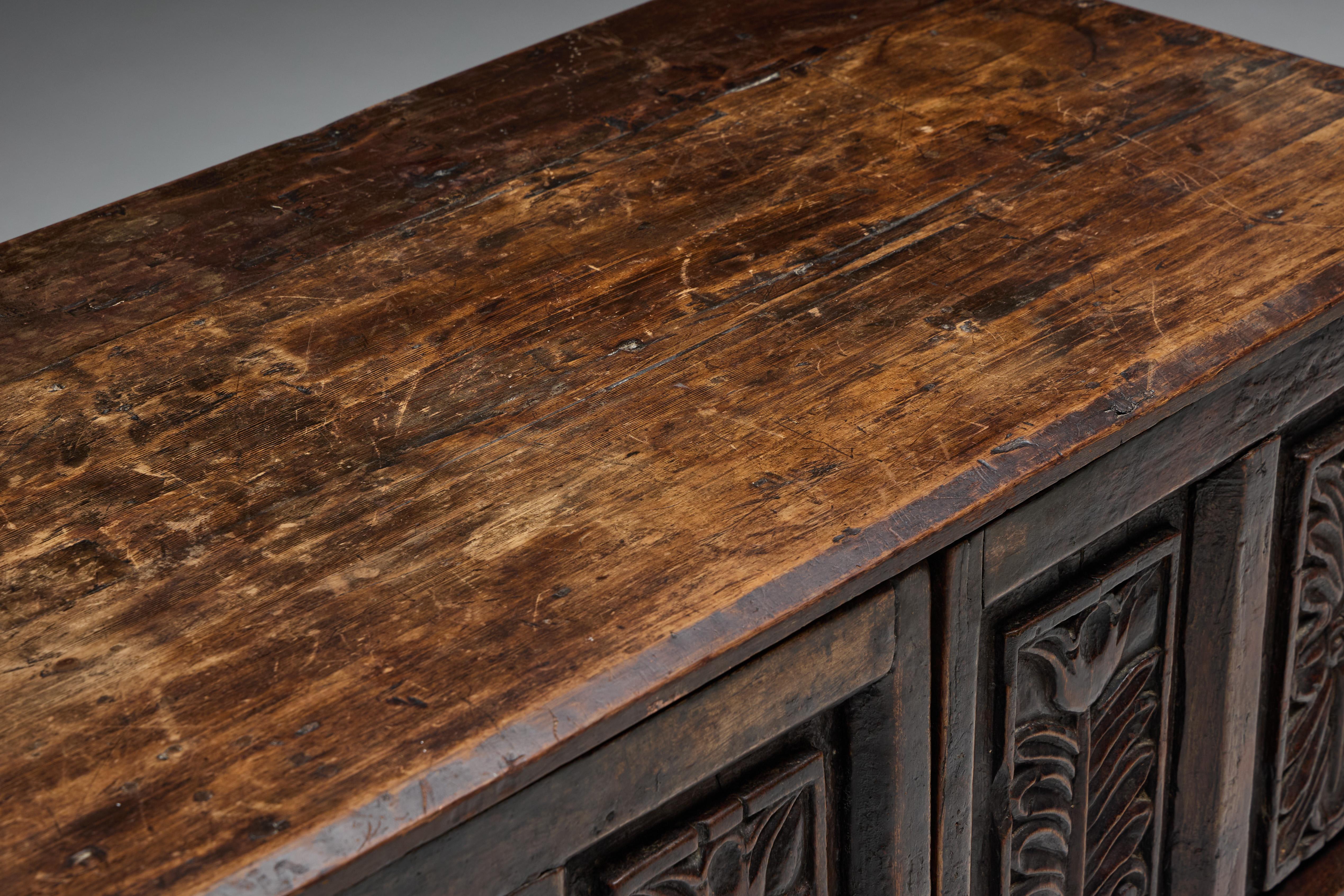 Ancienne armoire sculptée, France, 18ème siècle en vente 5