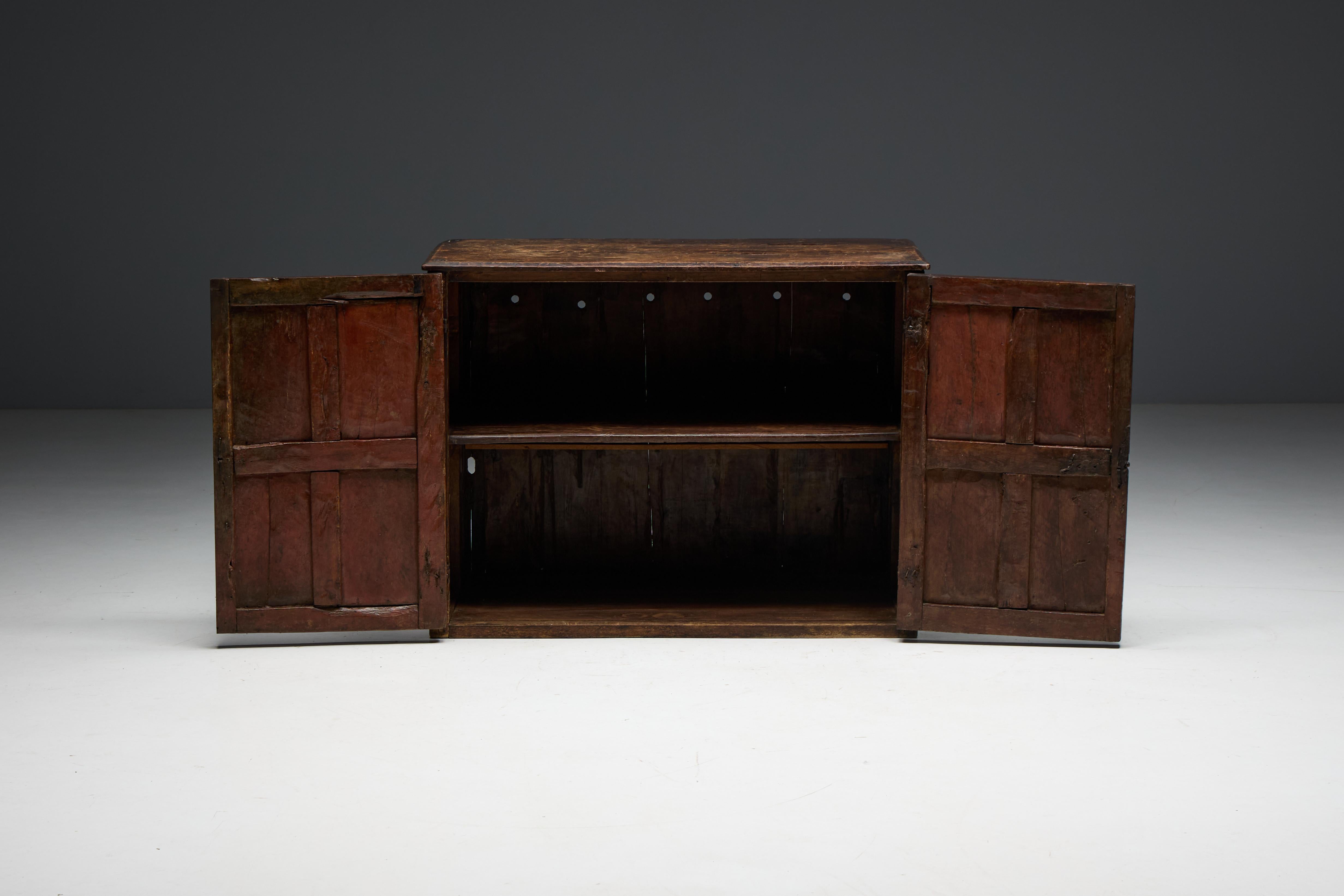 Ancienne armoire sculptée, France, 18ème siècle en vente 6