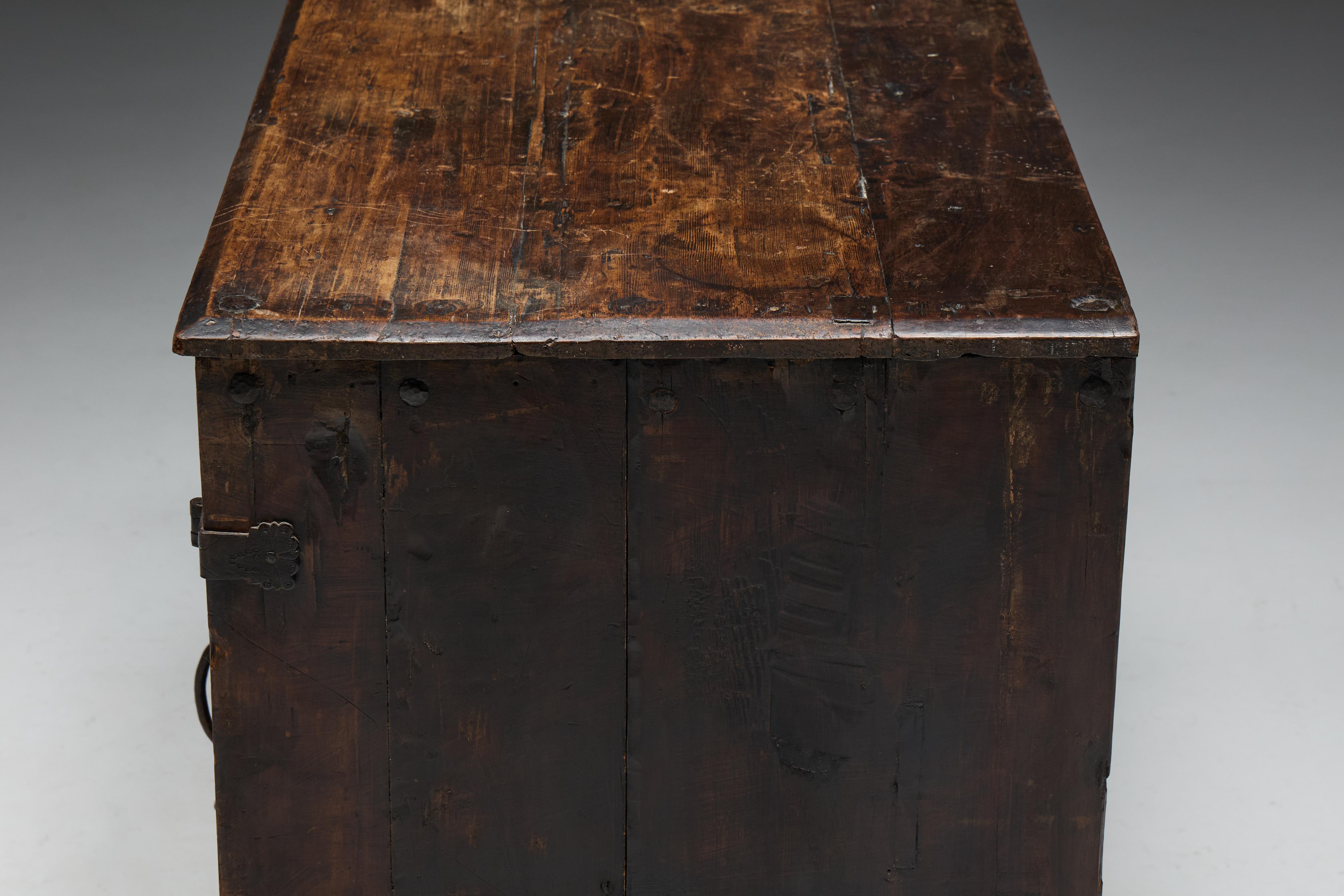 Ancienne armoire sculptée, France, 18ème siècle en vente 7