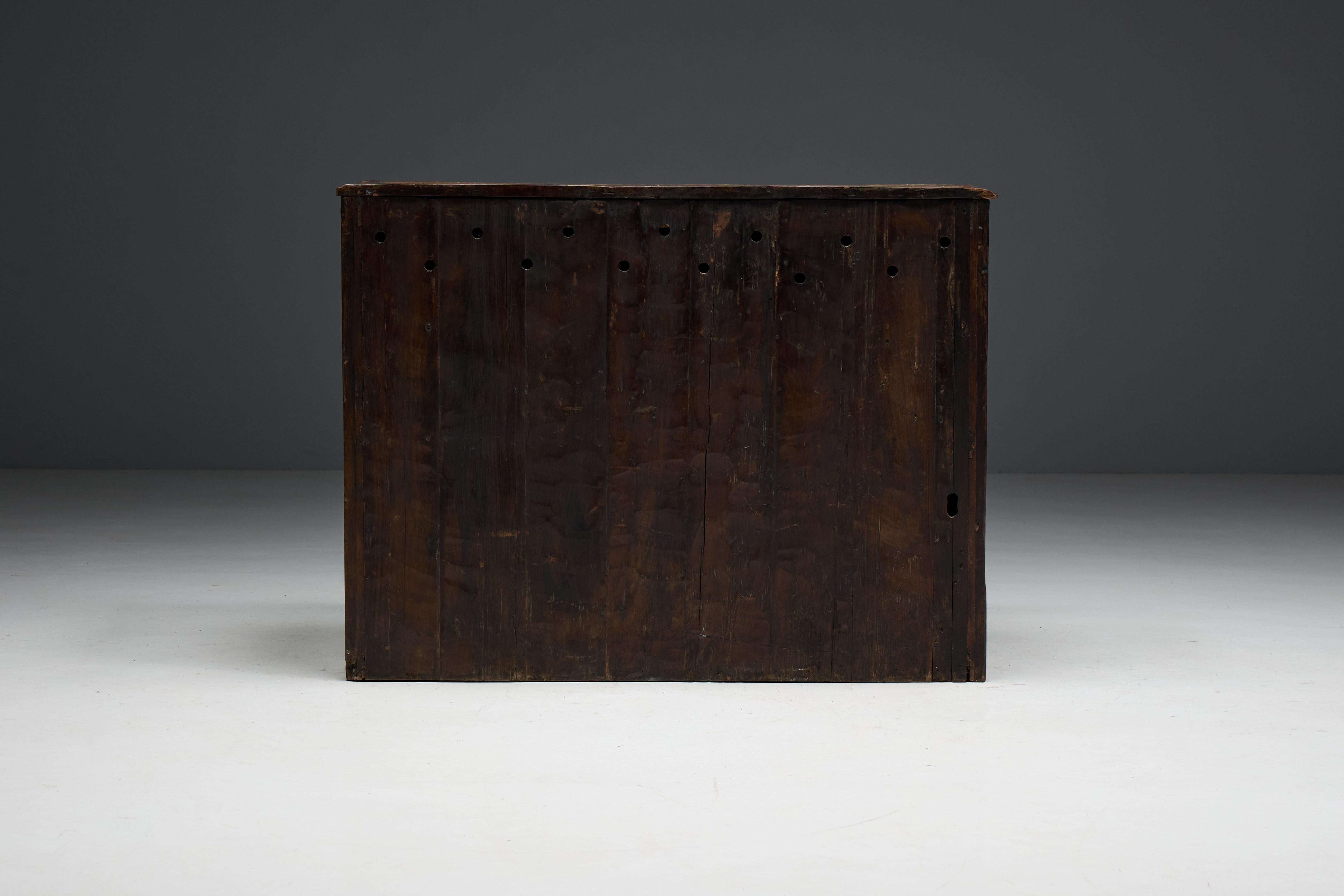 Ancienne armoire sculptée, France, 18ème siècle en vente 8