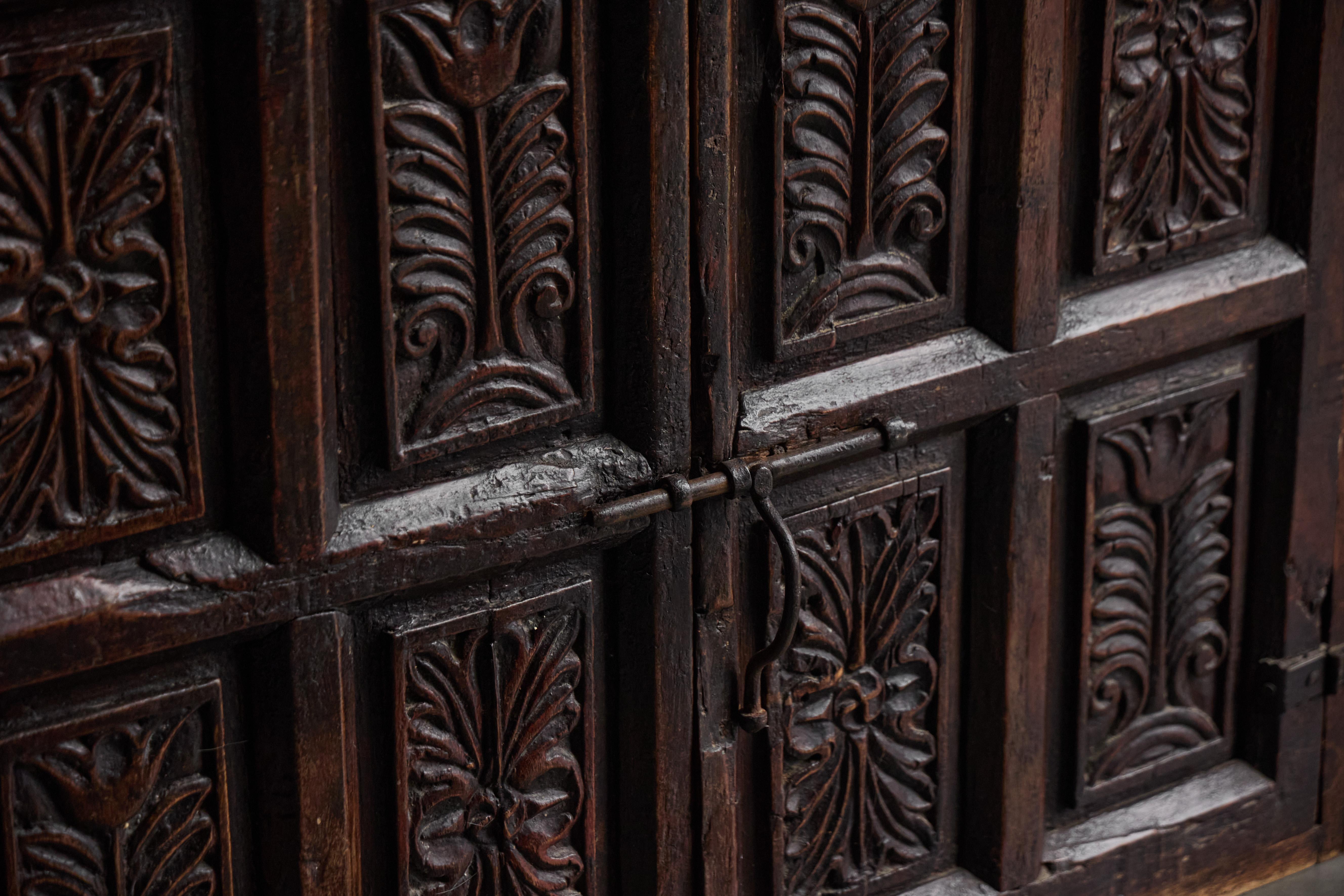 Rustique Ancienne armoire sculptée, France, 18ème siècle en vente
