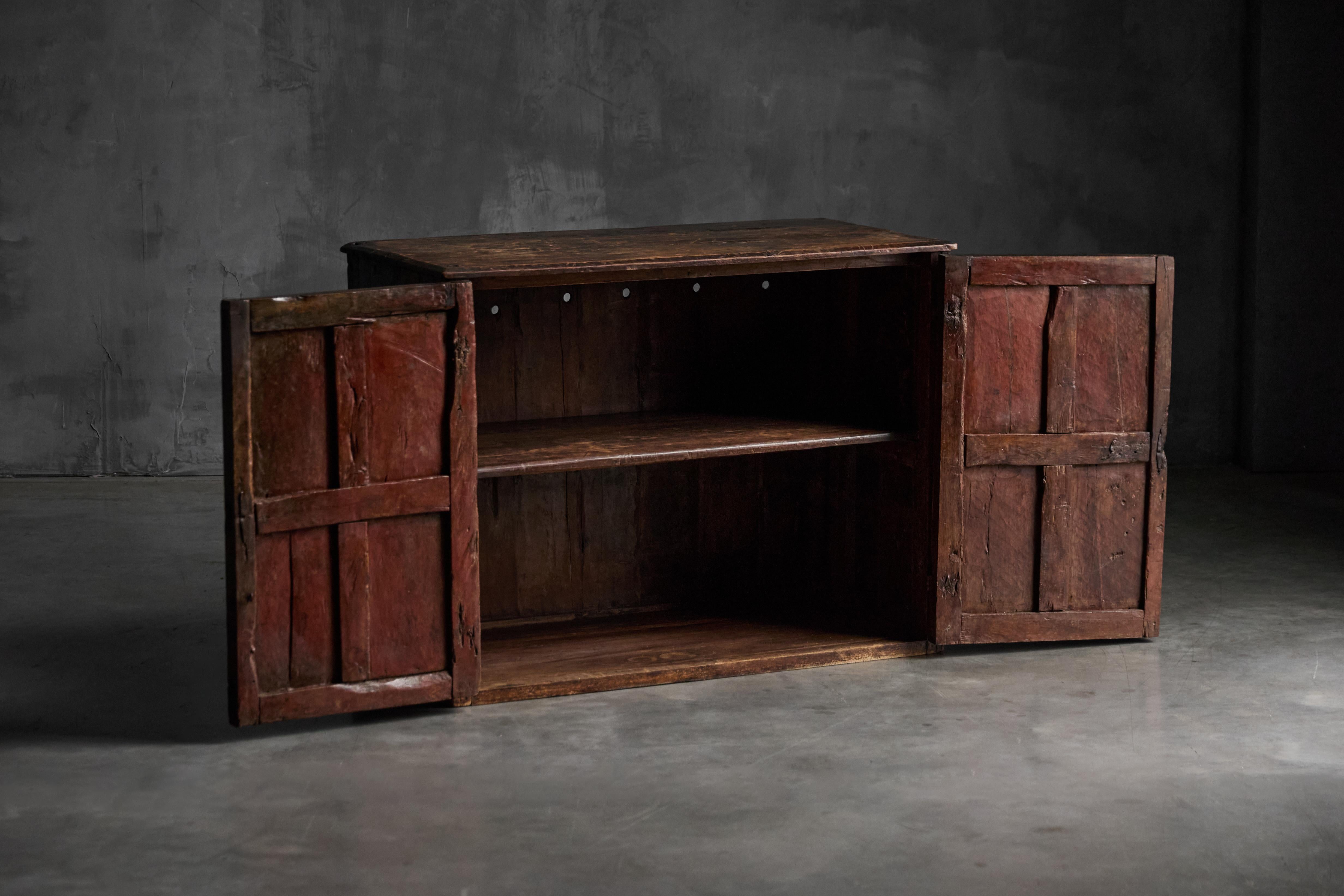 Français Ancienne armoire sculptée, France, 18ème siècle en vente