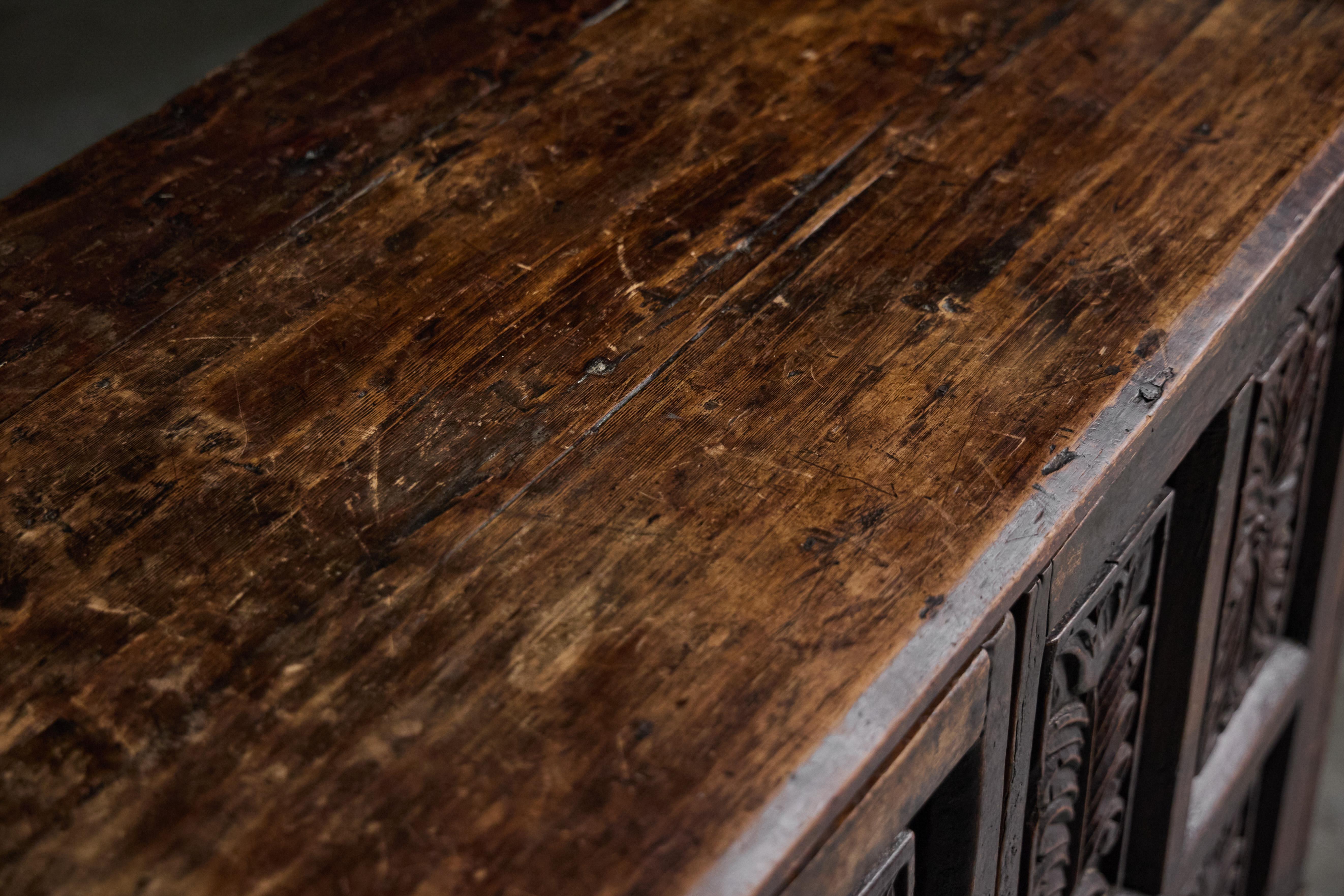 Ancienne armoire sculptée, France, 18ème siècle Excellent état - En vente à Antwerp, BE