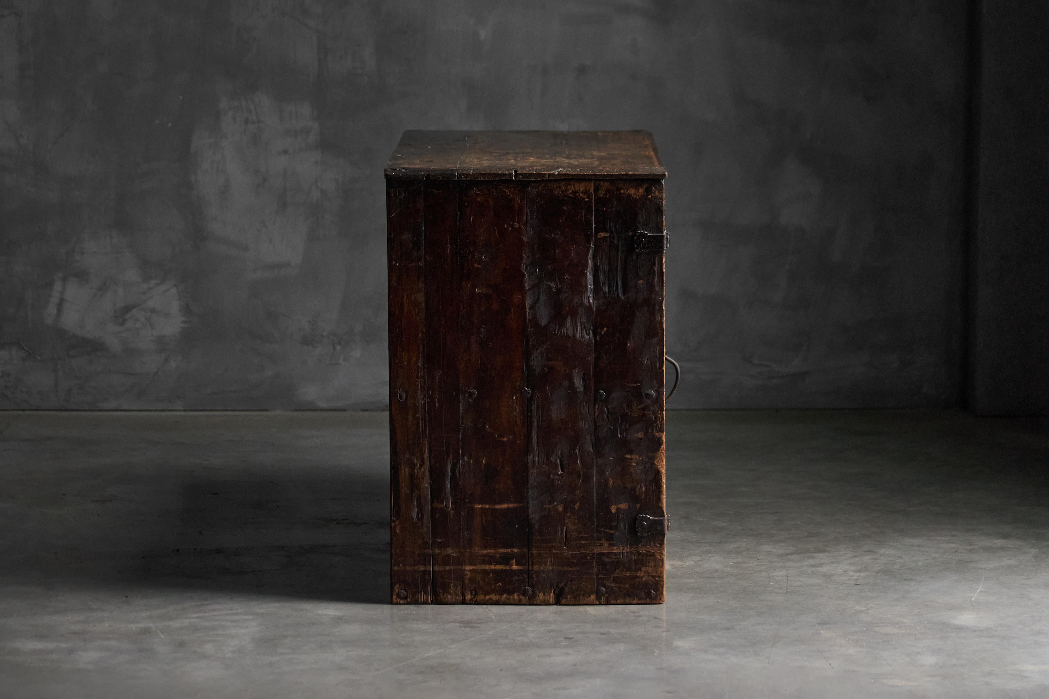 XVIIIe siècle et antérieur Ancienne armoire sculptée, France, 18ème siècle en vente