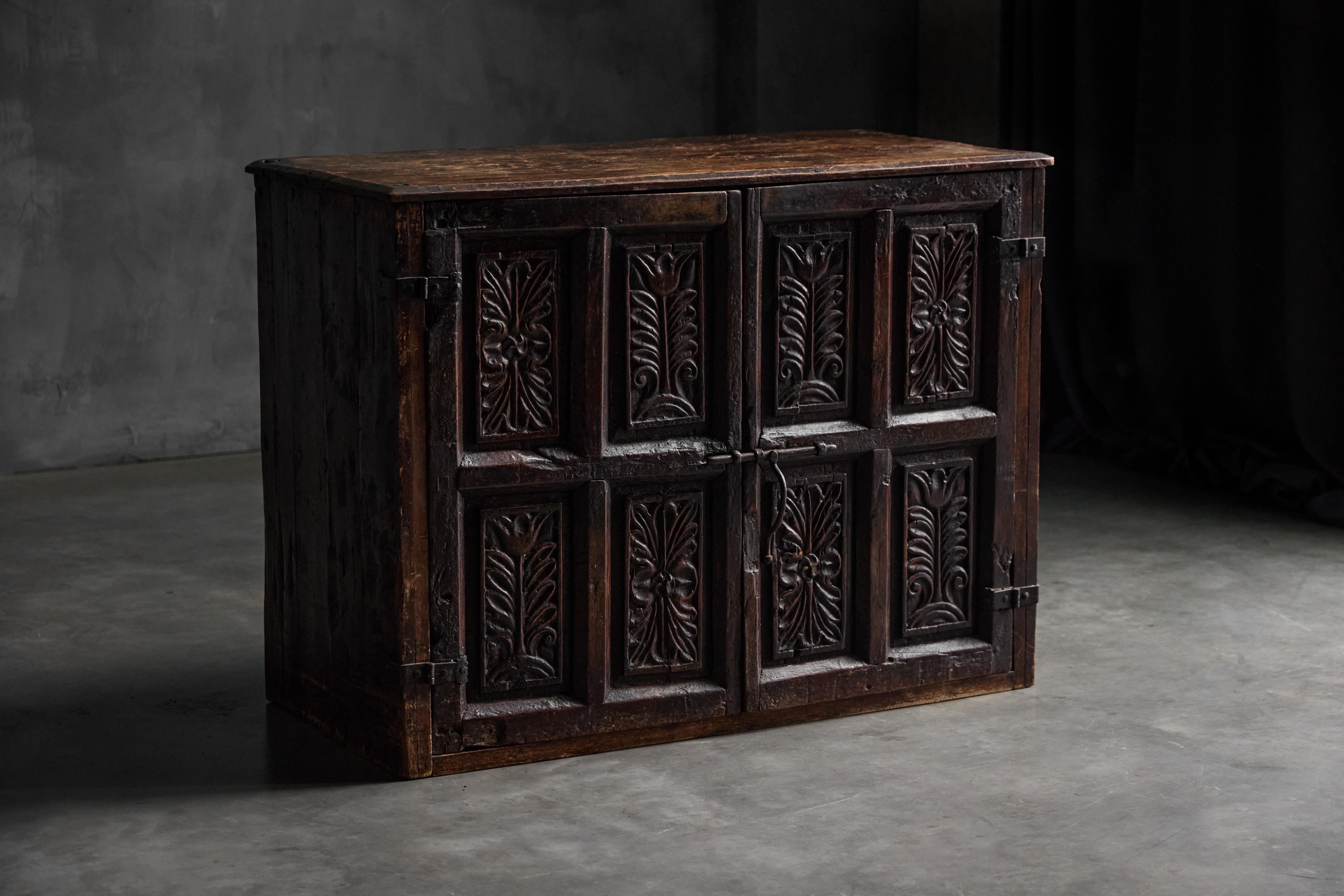 Bois Ancienne armoire sculptée, France, 18ème siècle en vente