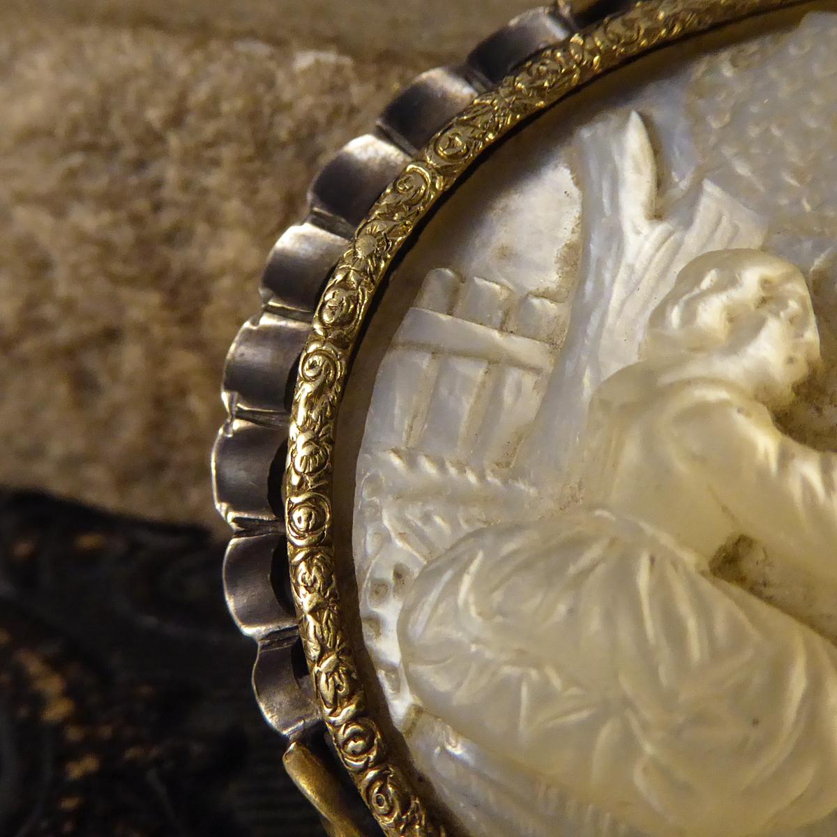 Antike geschnitzte Perlmutt-Brosche in Gold und Silber mit Details (Georgian) im Angebot