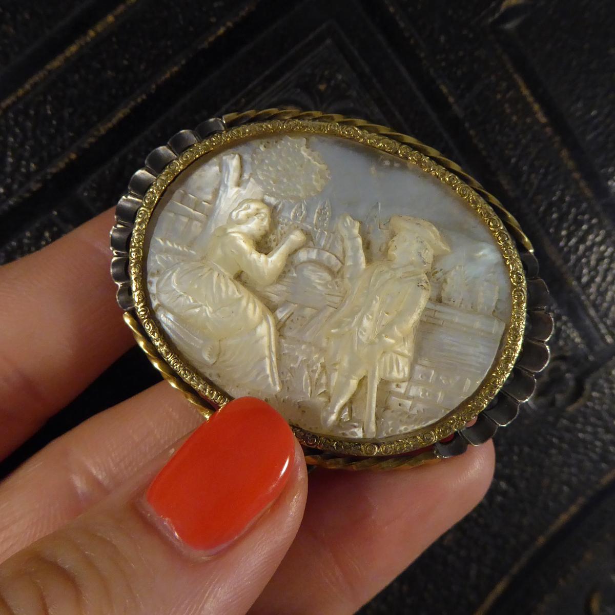Antike geschnitzte Perlmutt-Brosche in Gold und Silber mit Details für Damen oder Herren im Angebot