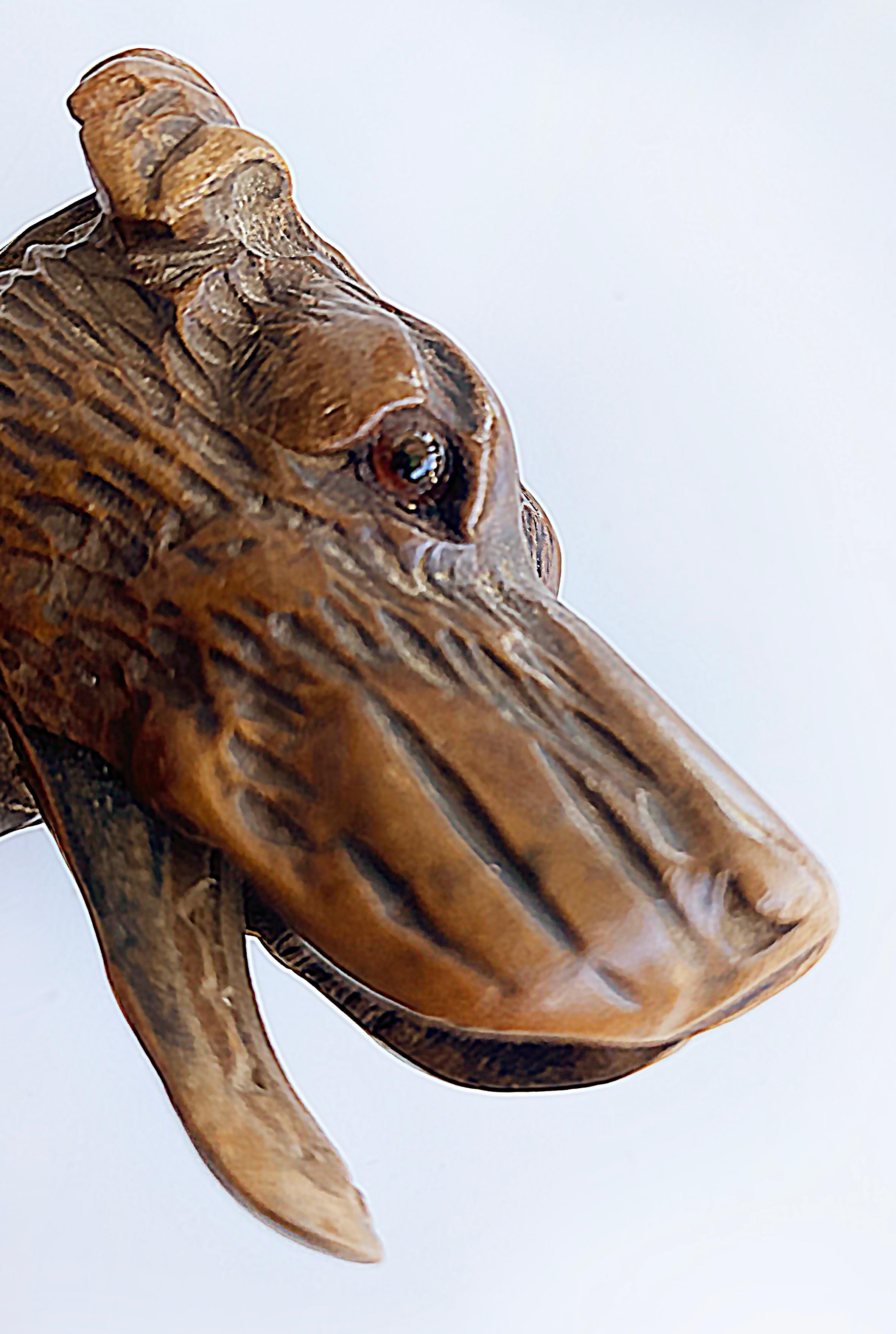 Anglais Ancienne canne porte-gant pour chien sculptée avec bandeau argenté en vente