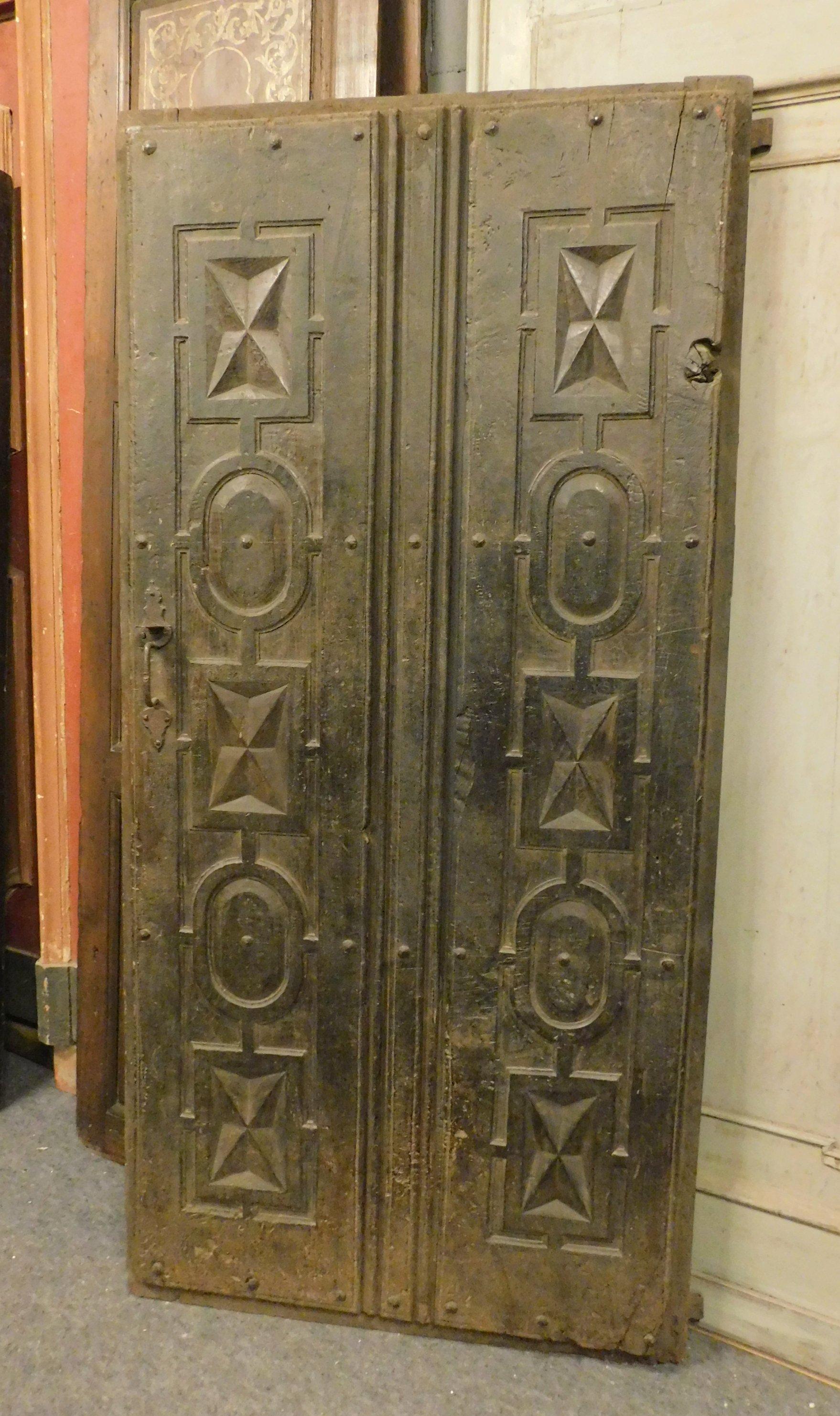 Antique main door hand-carved, in black patina, '500 Italy In Good Condition In Cuneo, Italy (CN)