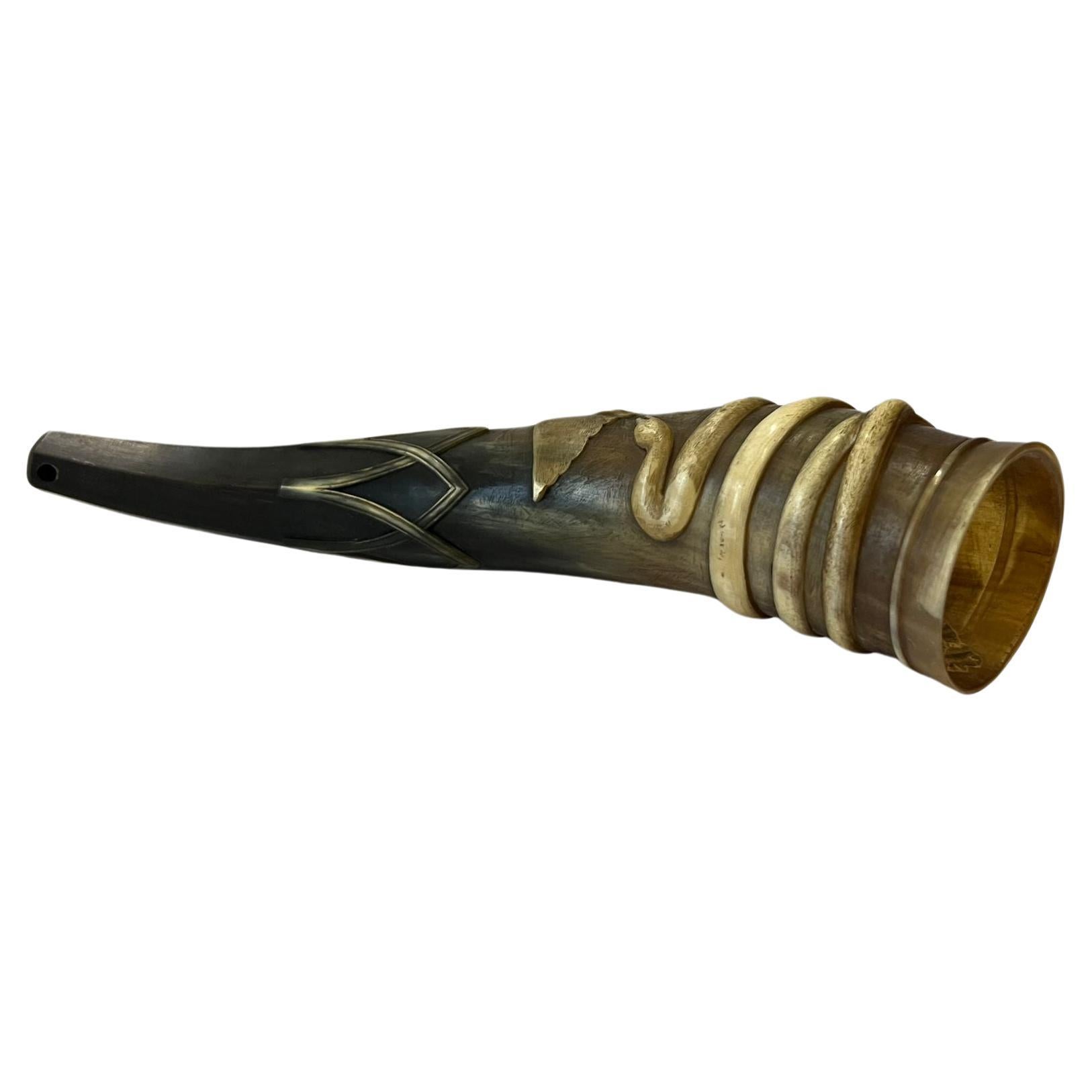 Antique carved drinking horn from the 19th century   In Good Condition For Sale In Vienna, AT