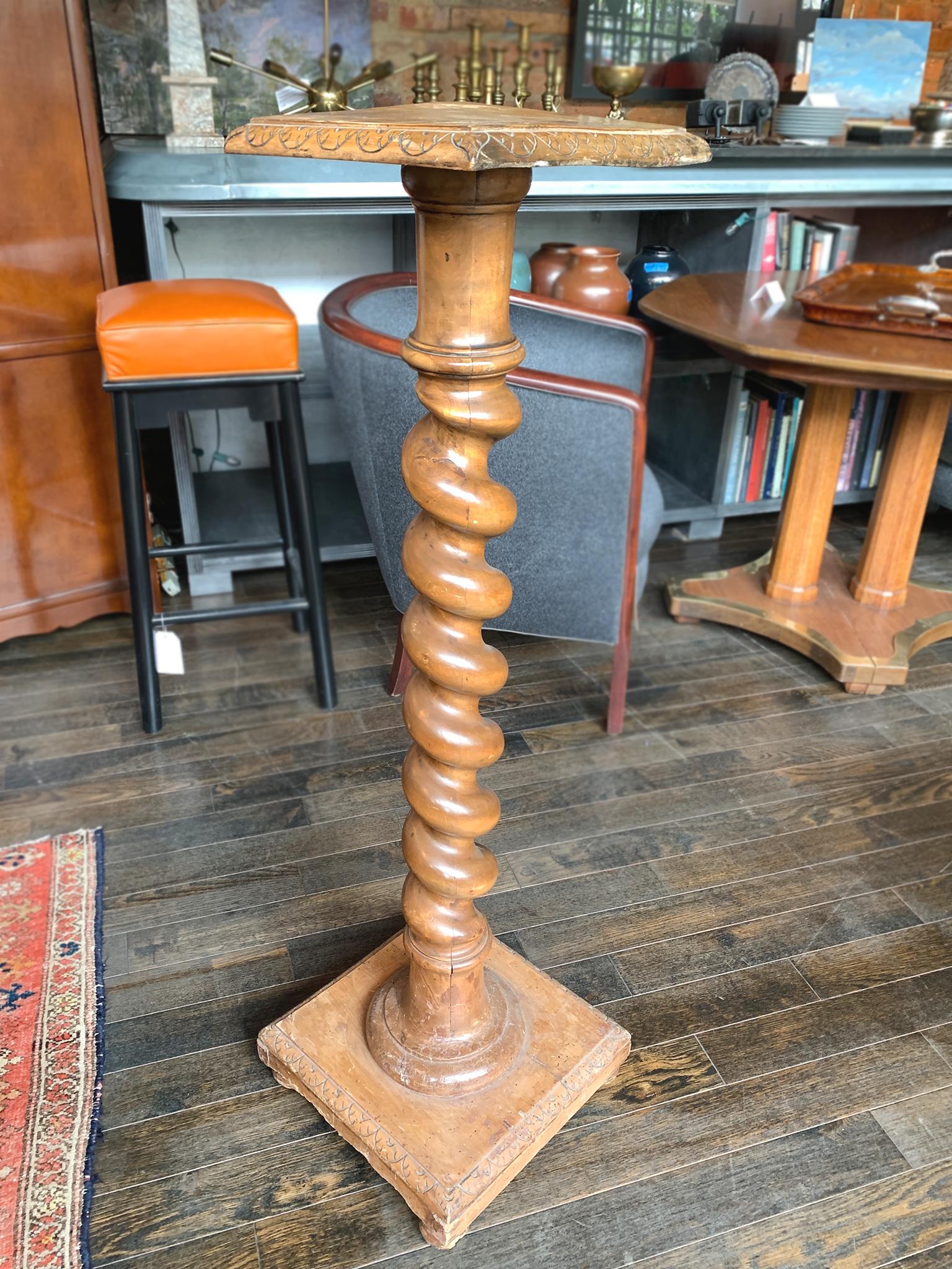 Dieser im späten 19. Jahrhundert handgefertigte Sockel wurde aus Ulmenholz hergestellt. Die Struktur besteht aus einer schönen Gerstenkornsäule mit einem quadratischen Sockel und einer quadratischen Basis.

Abmessungen:
44 in. Gesamthöhe
10.5 in. x