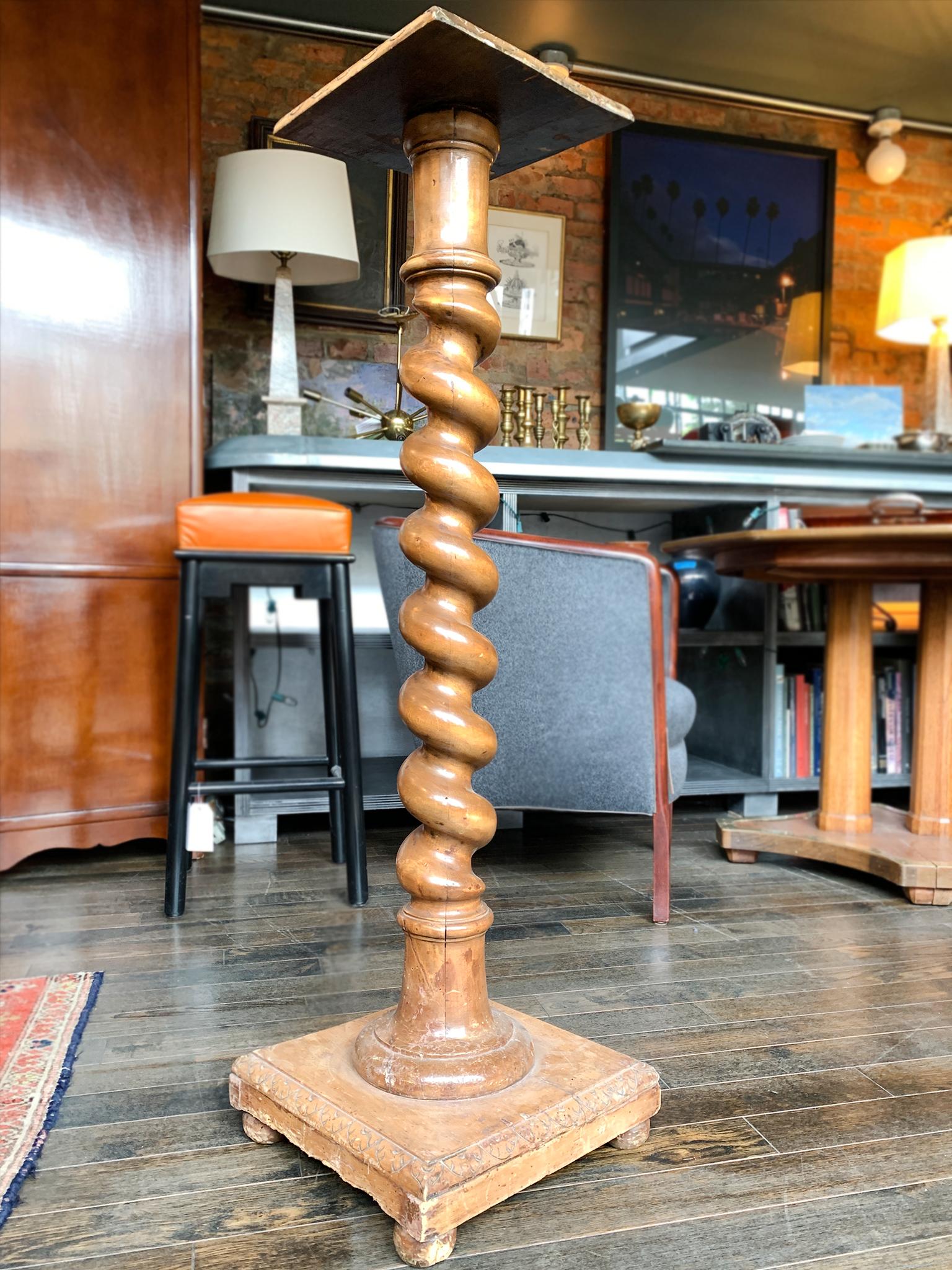 Antike geschnitzte Ulme Pedestal im Zustand „Relativ gut“ im Angebot in New York, NY