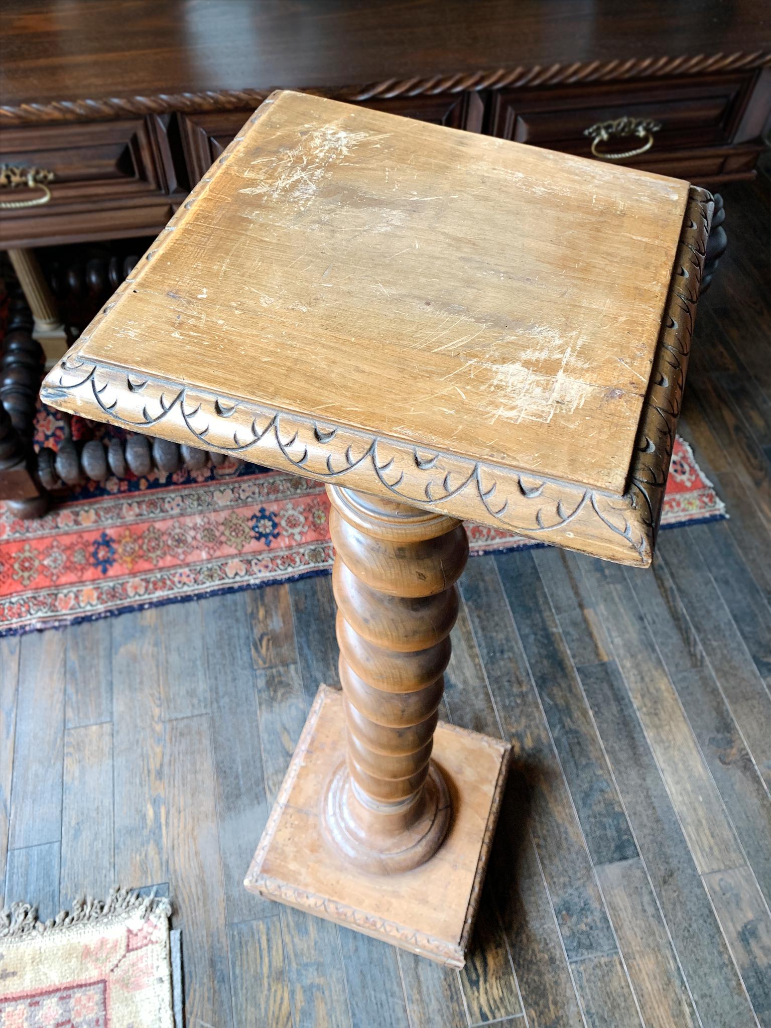 Antike geschnitzte Ulme Pedestal (19. Jahrhundert) im Angebot