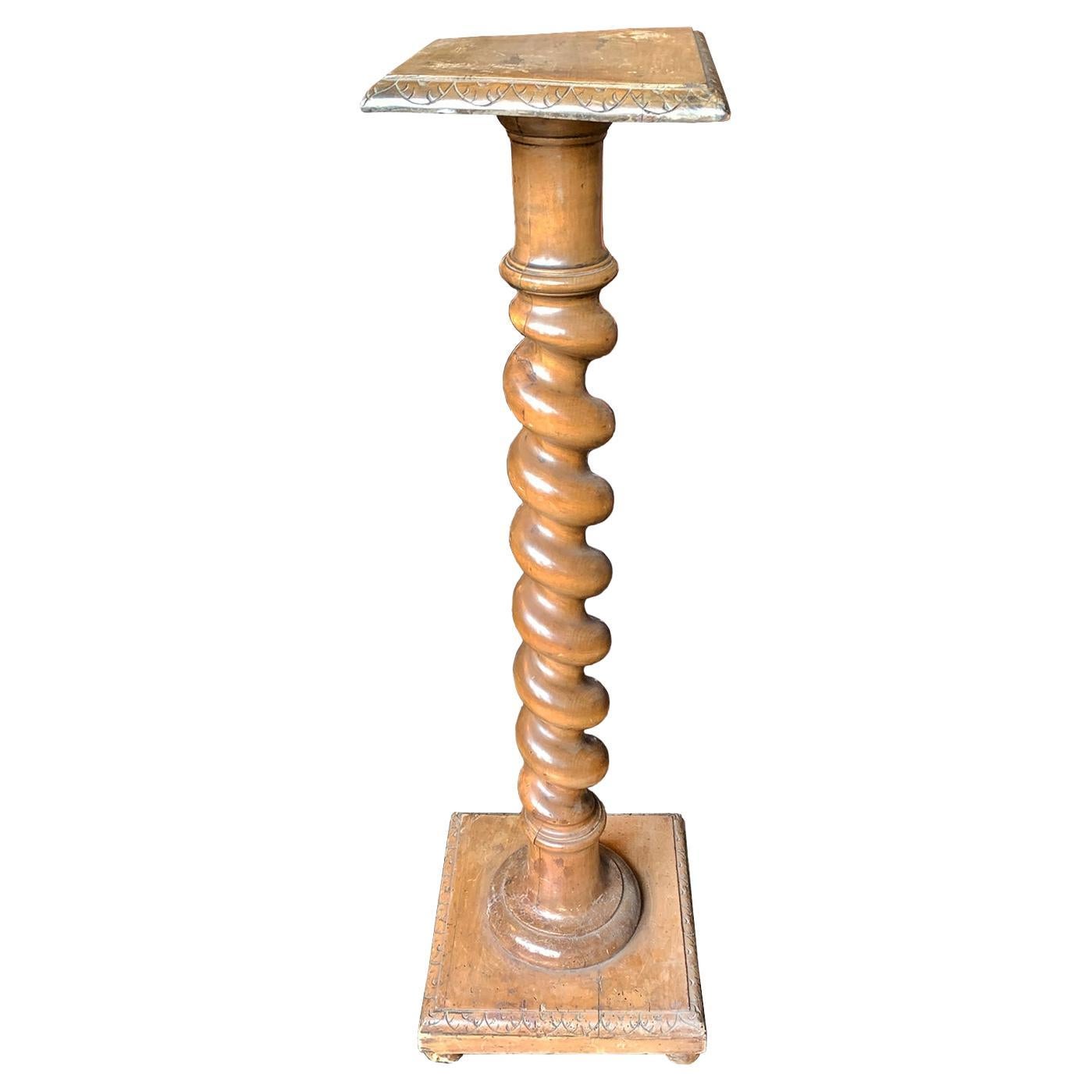 The Pedestal ancien en orme sculpté